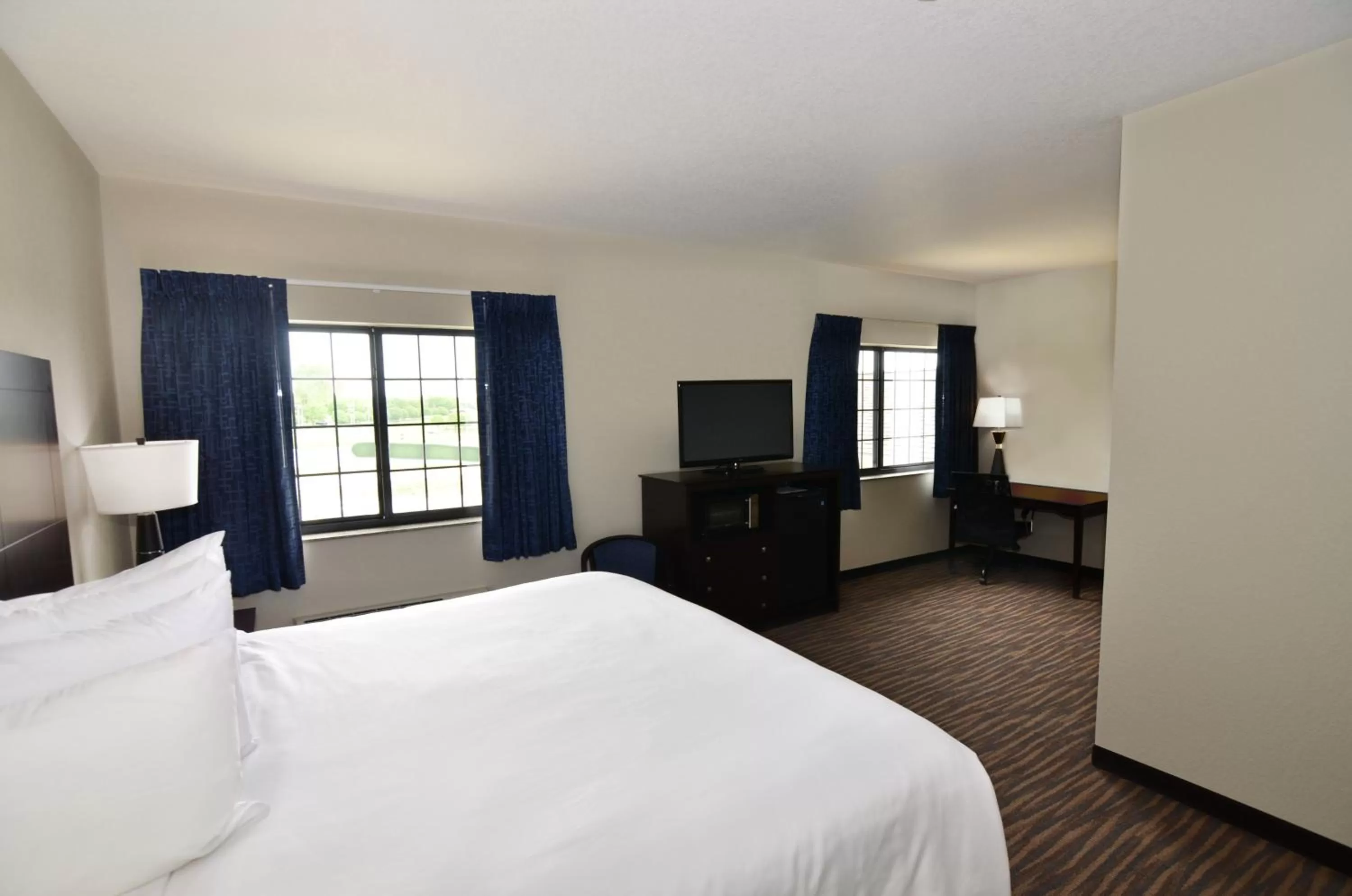 TV and multimedia, Bed in Cobblestone Inn & Suites - Holstein