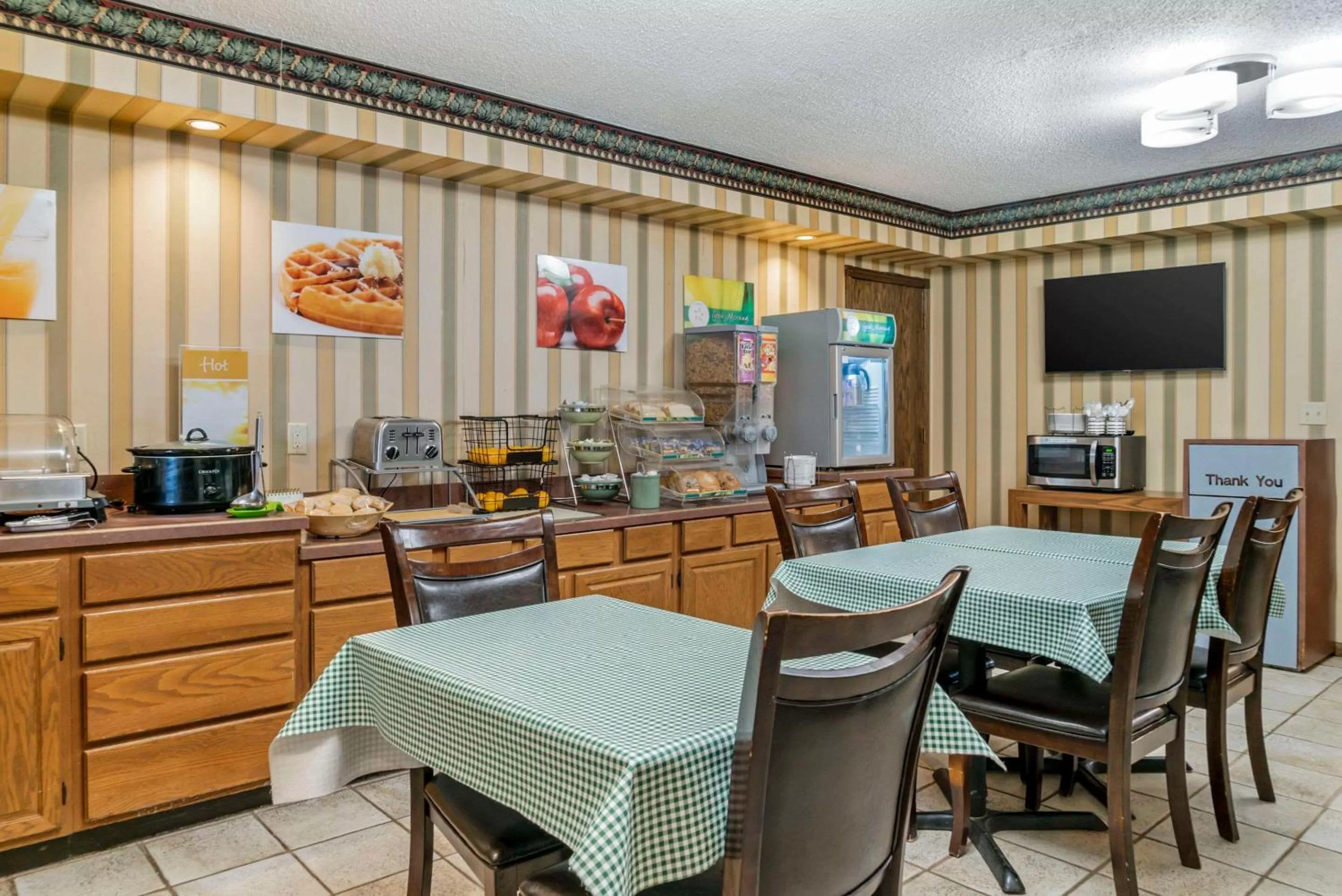 Breakfast in Quality Inn Saint Ignace I-75