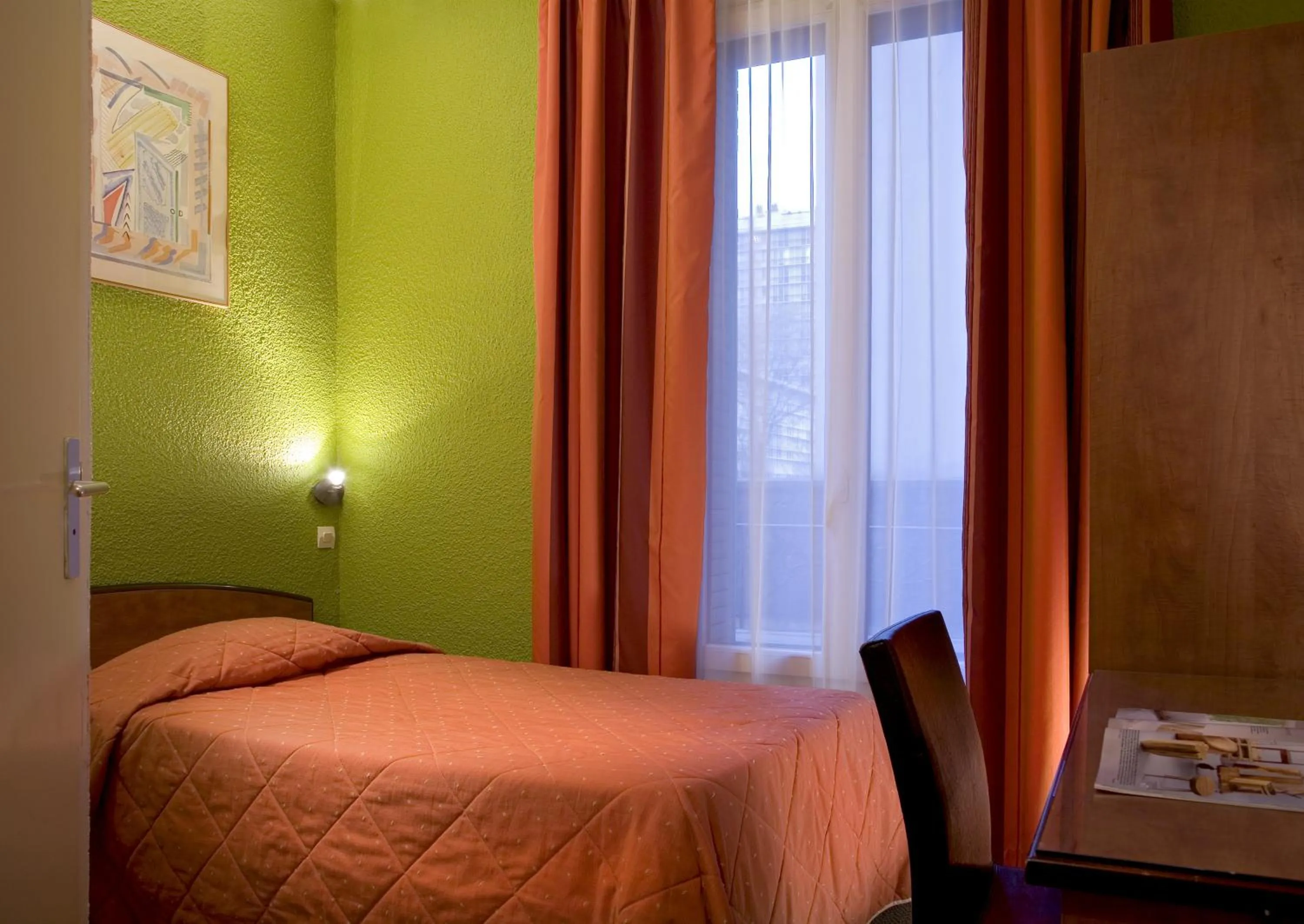 Photo of the whole room, Bed in Timhotel Boulogne Rives de Seine