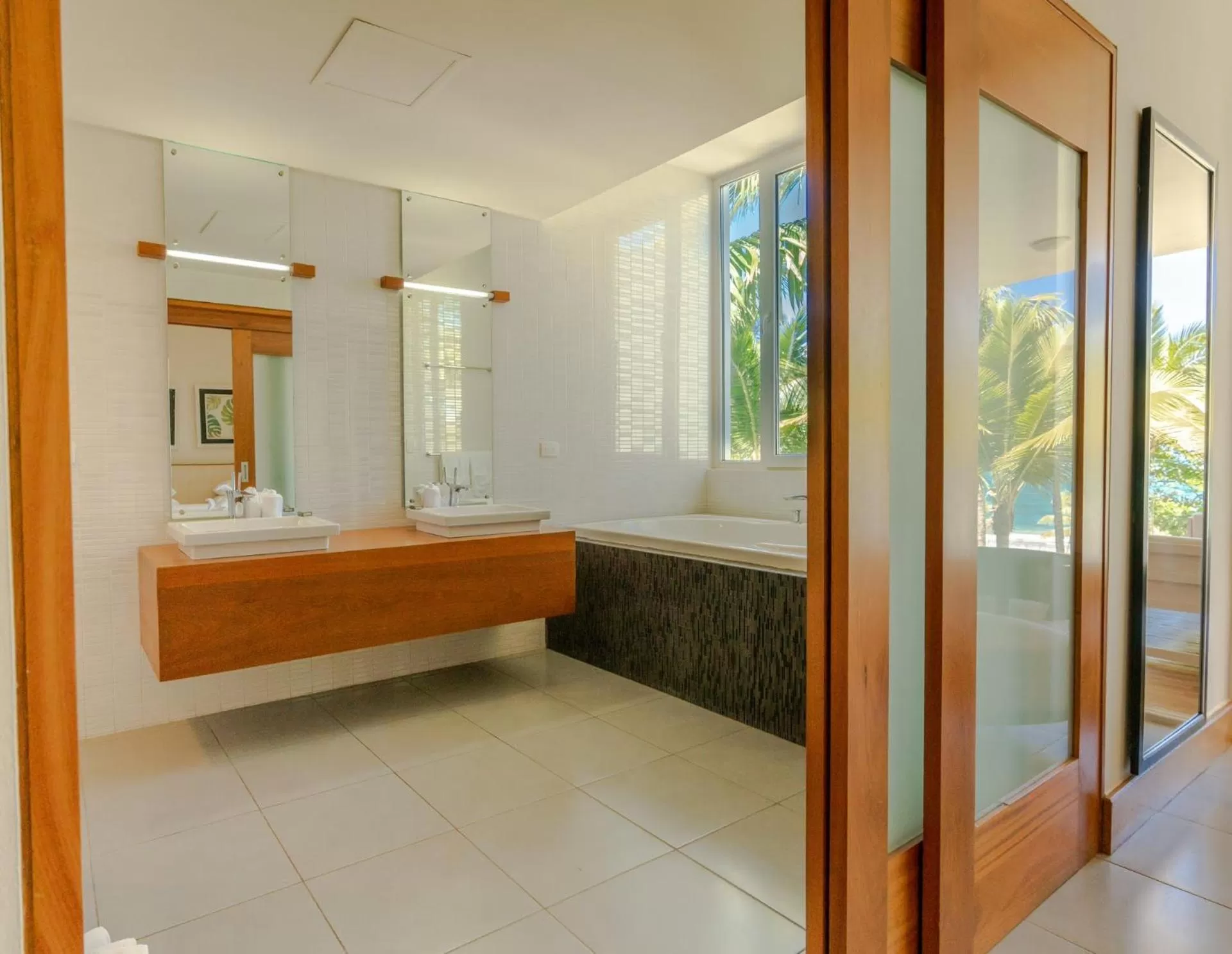 Shower in Ultravioleta Boutique Residences