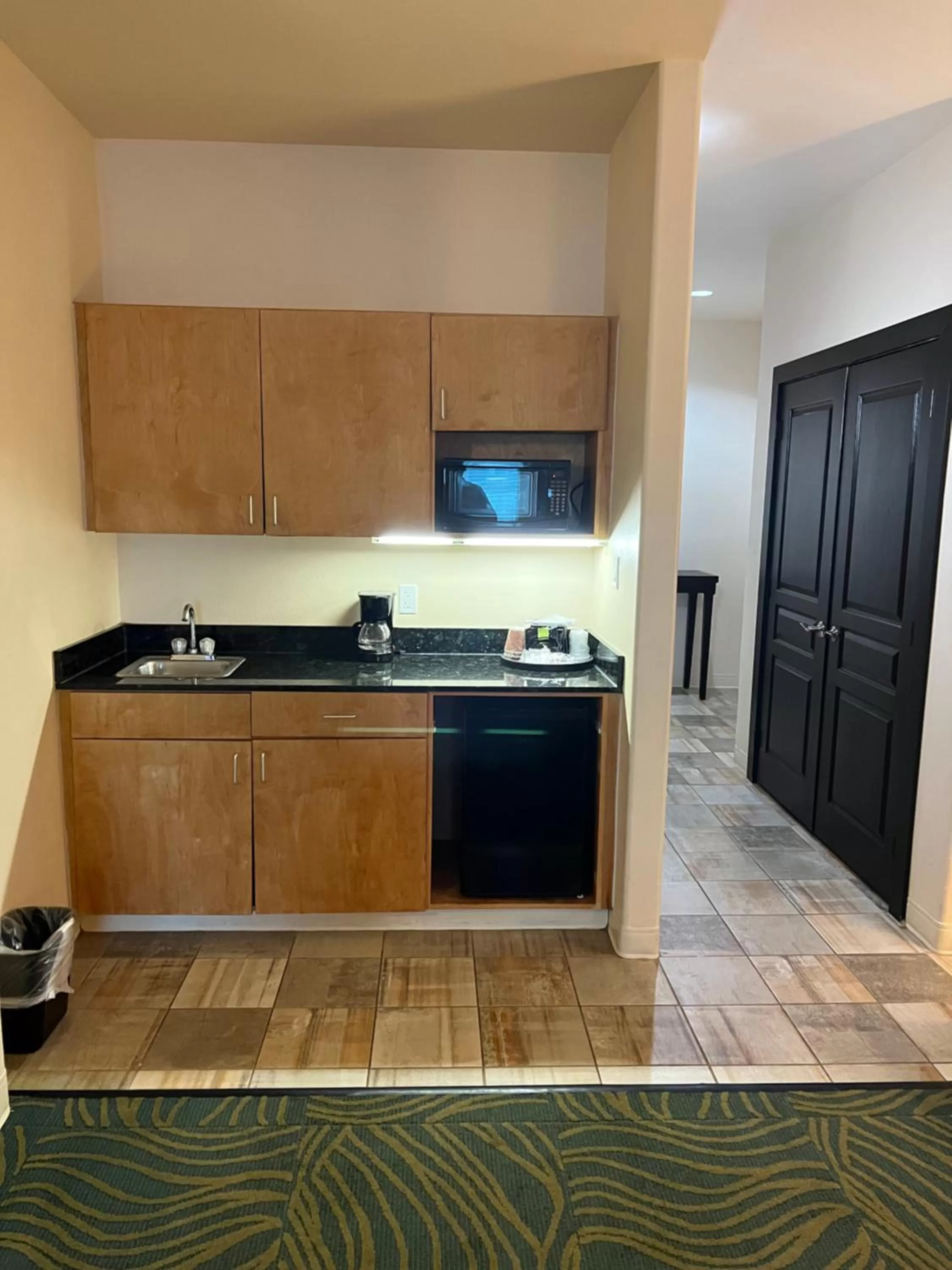 Kitchen or kitchenette in Sunchase Inn & Suites