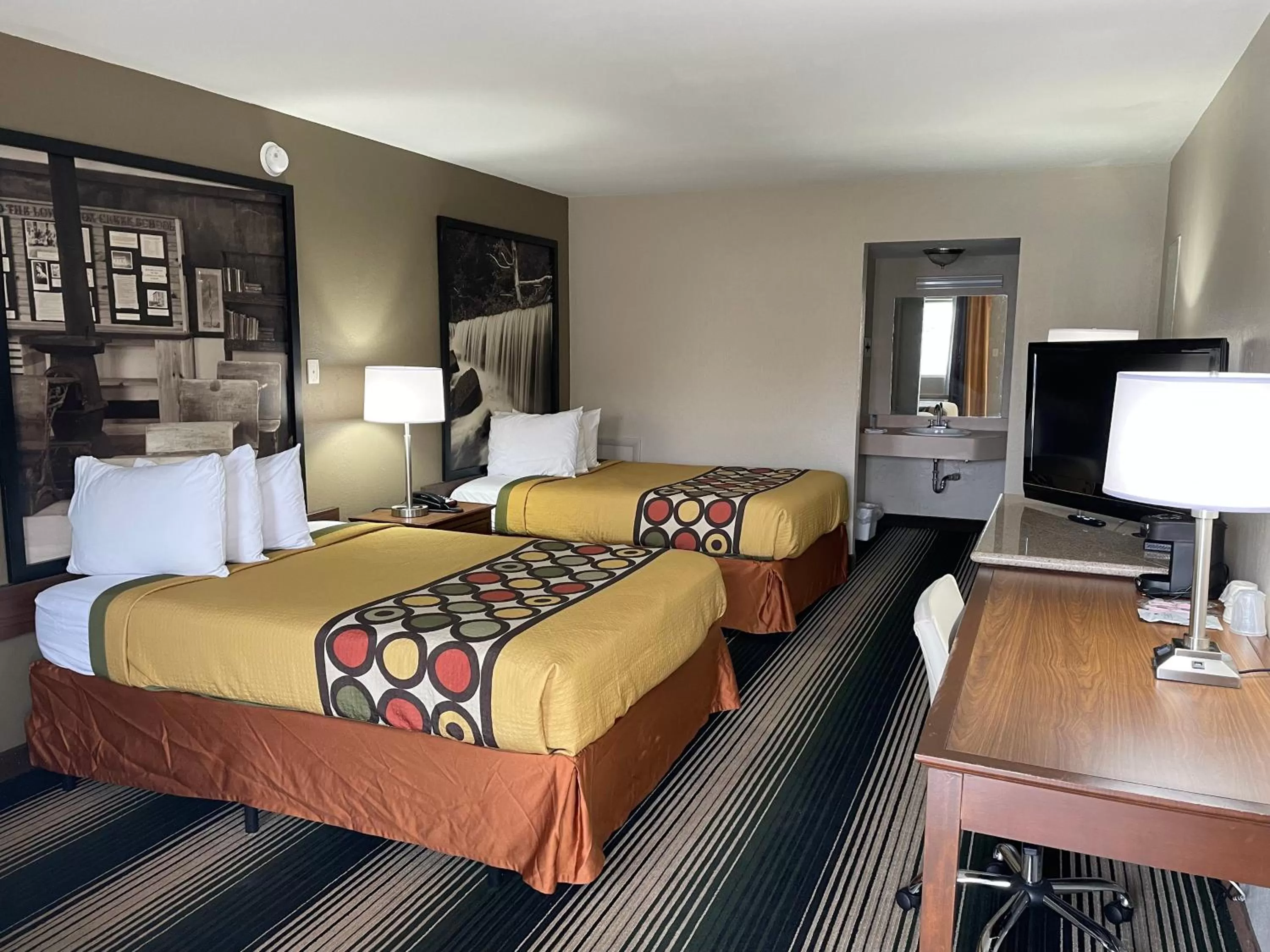 Bed in Deluxe Inn & Suites