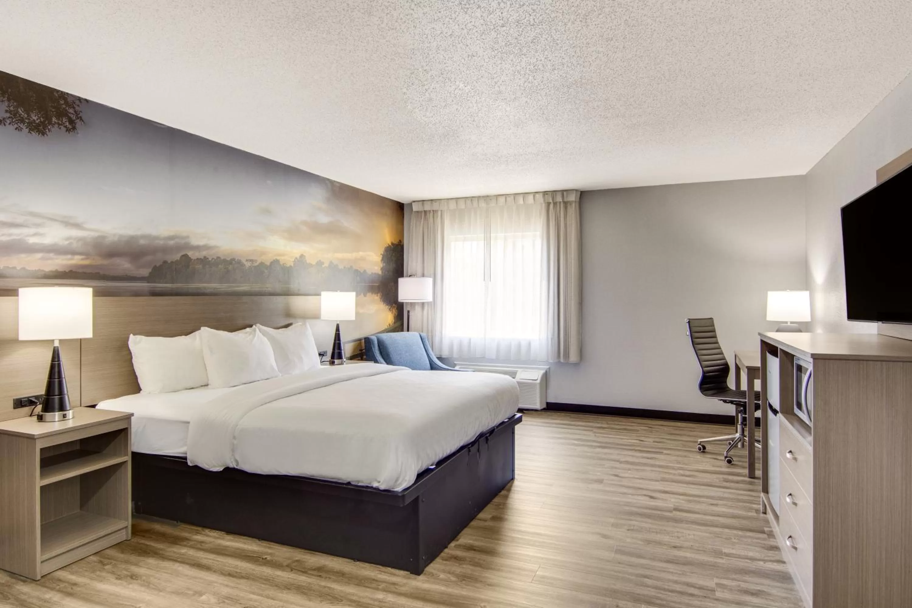 Bed in Clarion Pointe on the lake Clarksville-South Hill West