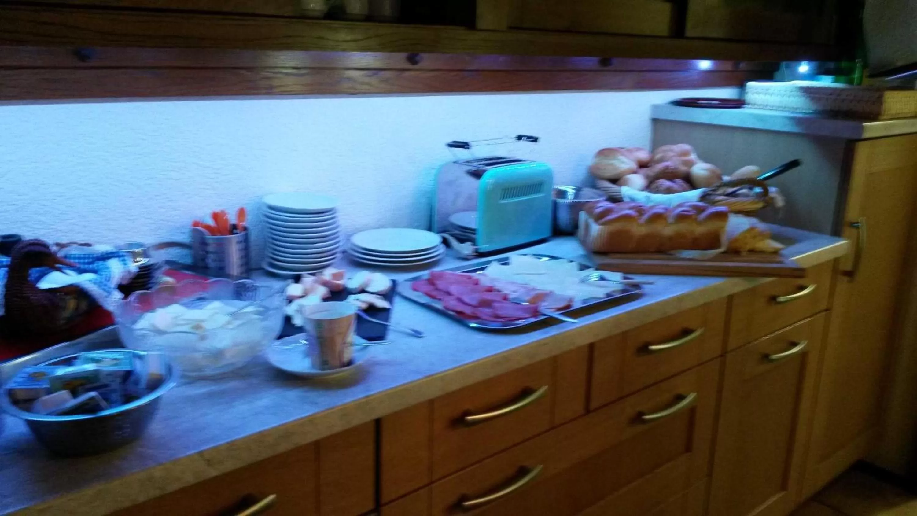 Buffet breakfast, Kitchen/Kitchenette in Gaestehaus Tagescafe Eckenfels