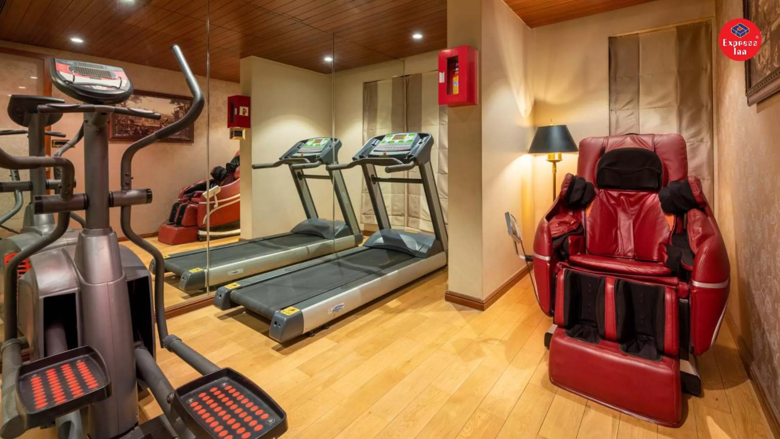 Fitness centre/facilities in Express Inn The Business Luxury Hotel