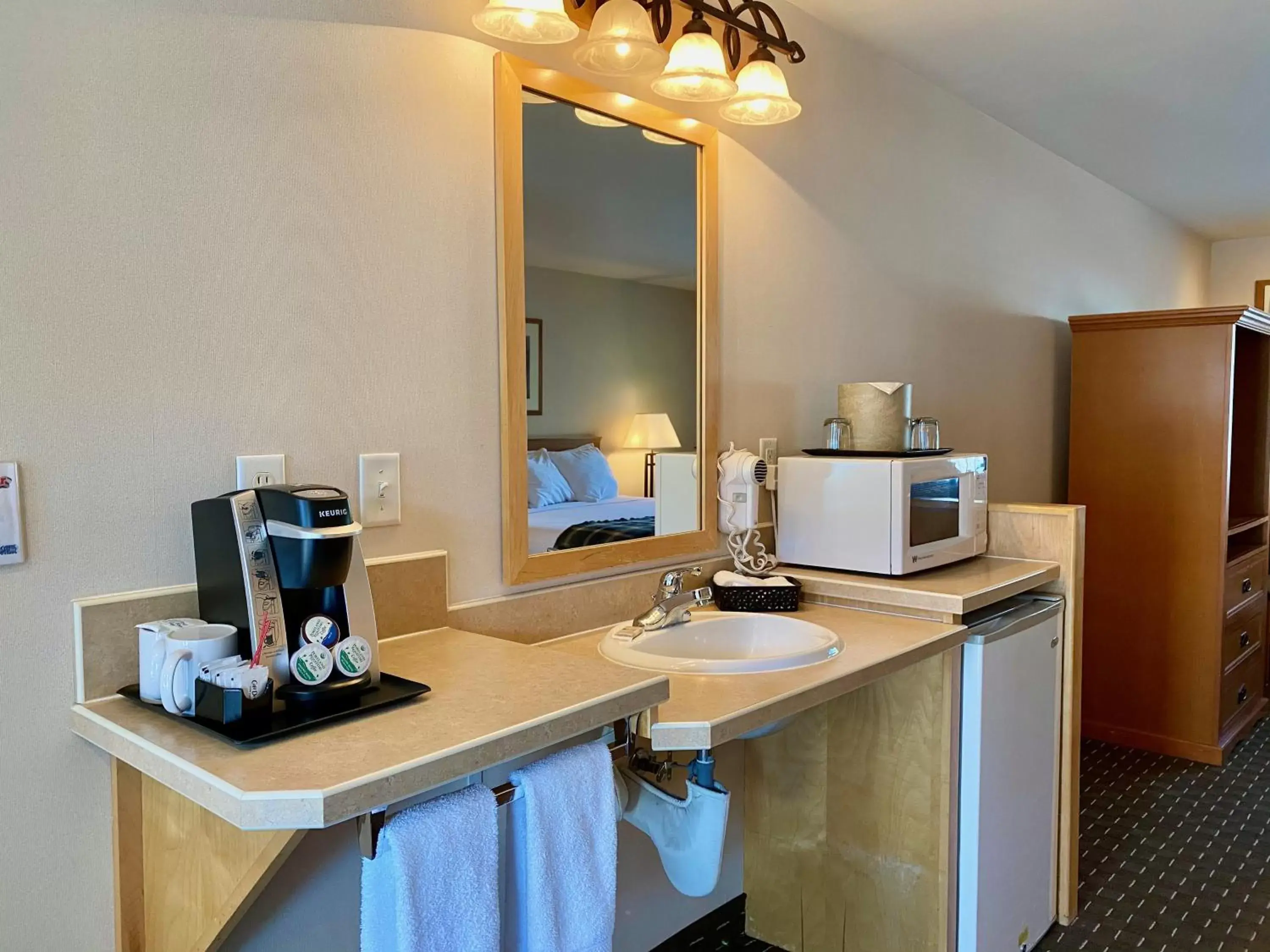 ADA Classic King in Cousin's Country Inn ADA Classic King in Cousin's Country Inn