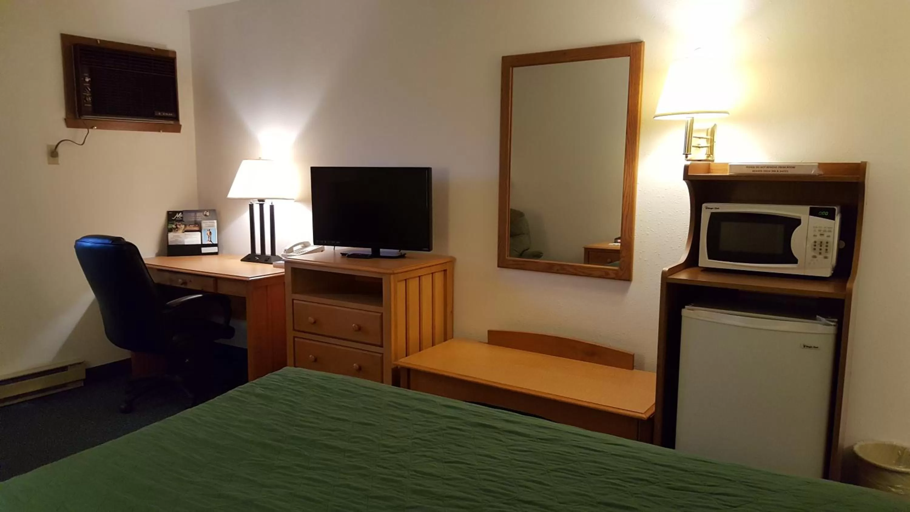 TV and multimedia, Bed in Rodeway Inn Gateway to Medora T-Roosevelt & Makoshika State Park