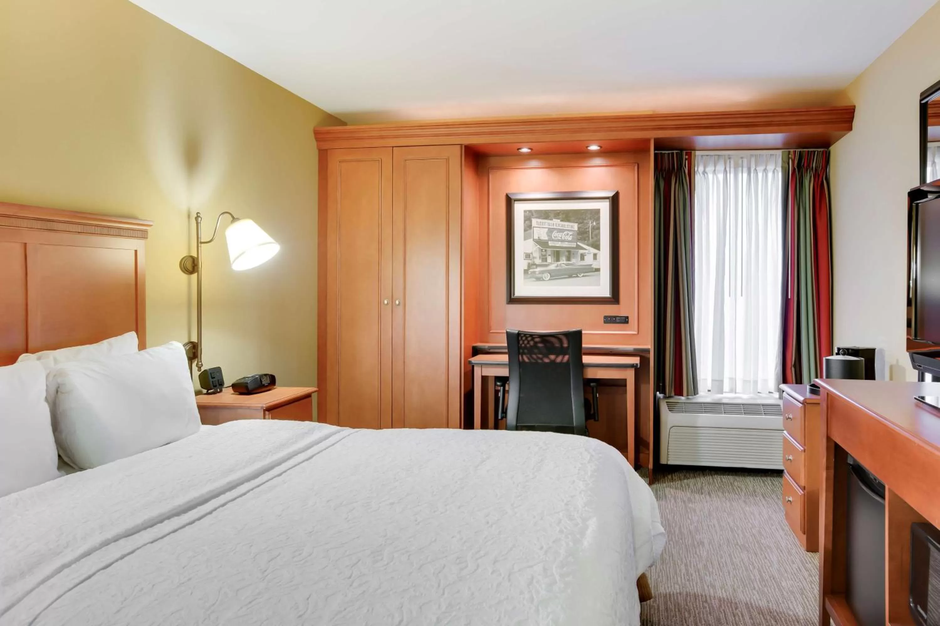 Bed in Hampton Inn Pittsburgh/Airport