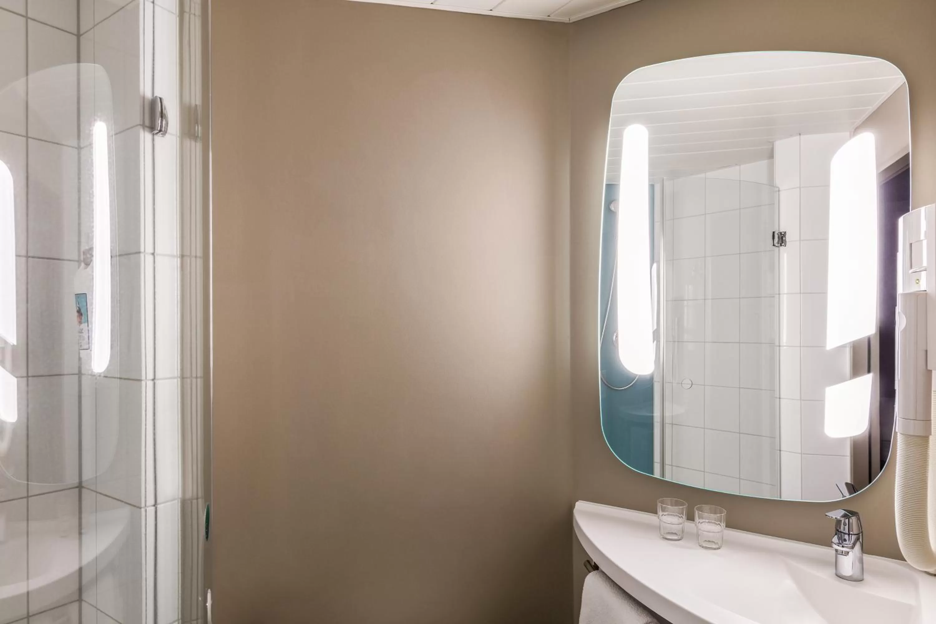 Shower in ibis Winterthur City