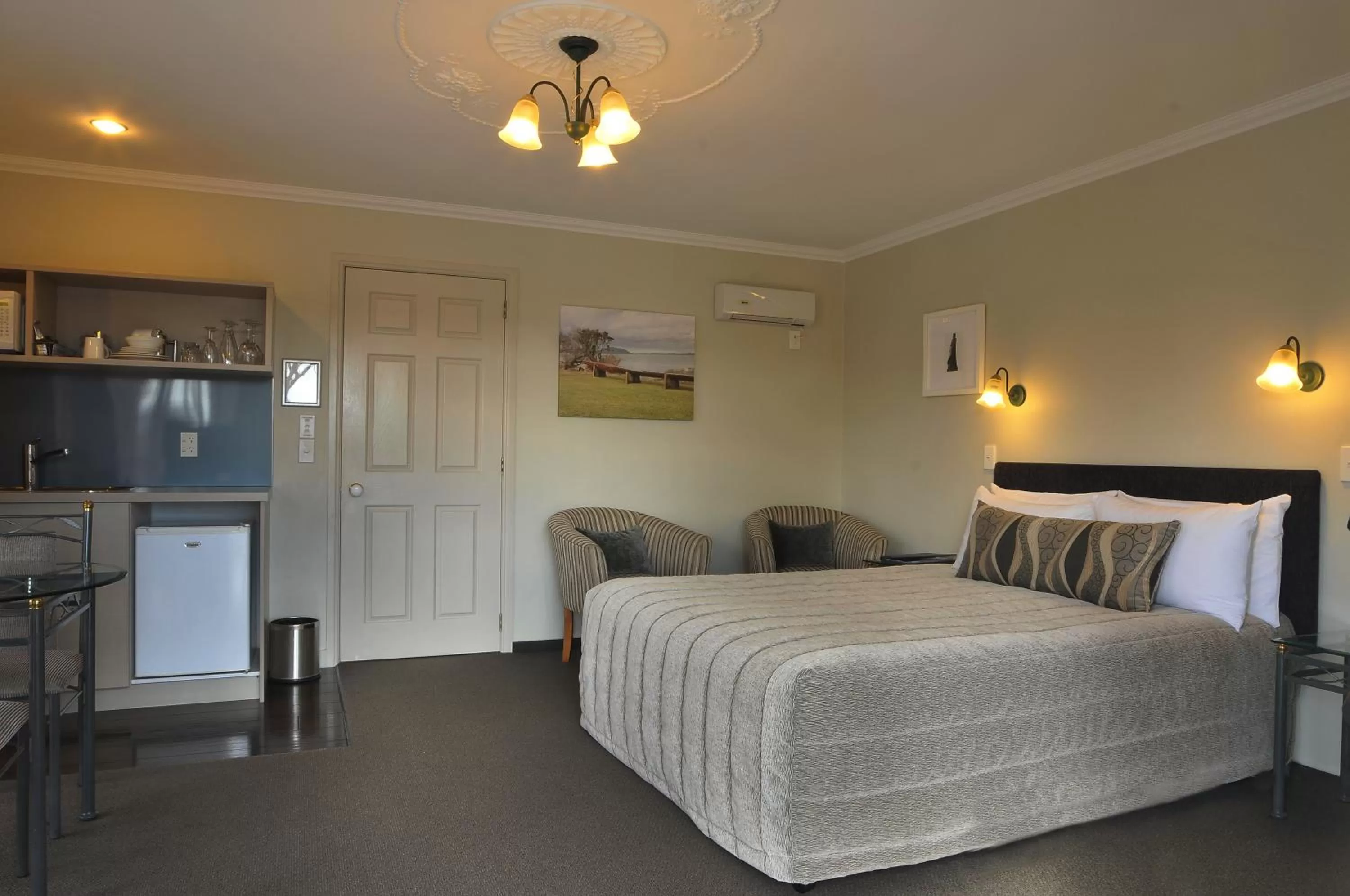 Photo of the whole room, Bed in Silver Fern Rotorua Suites & Spa