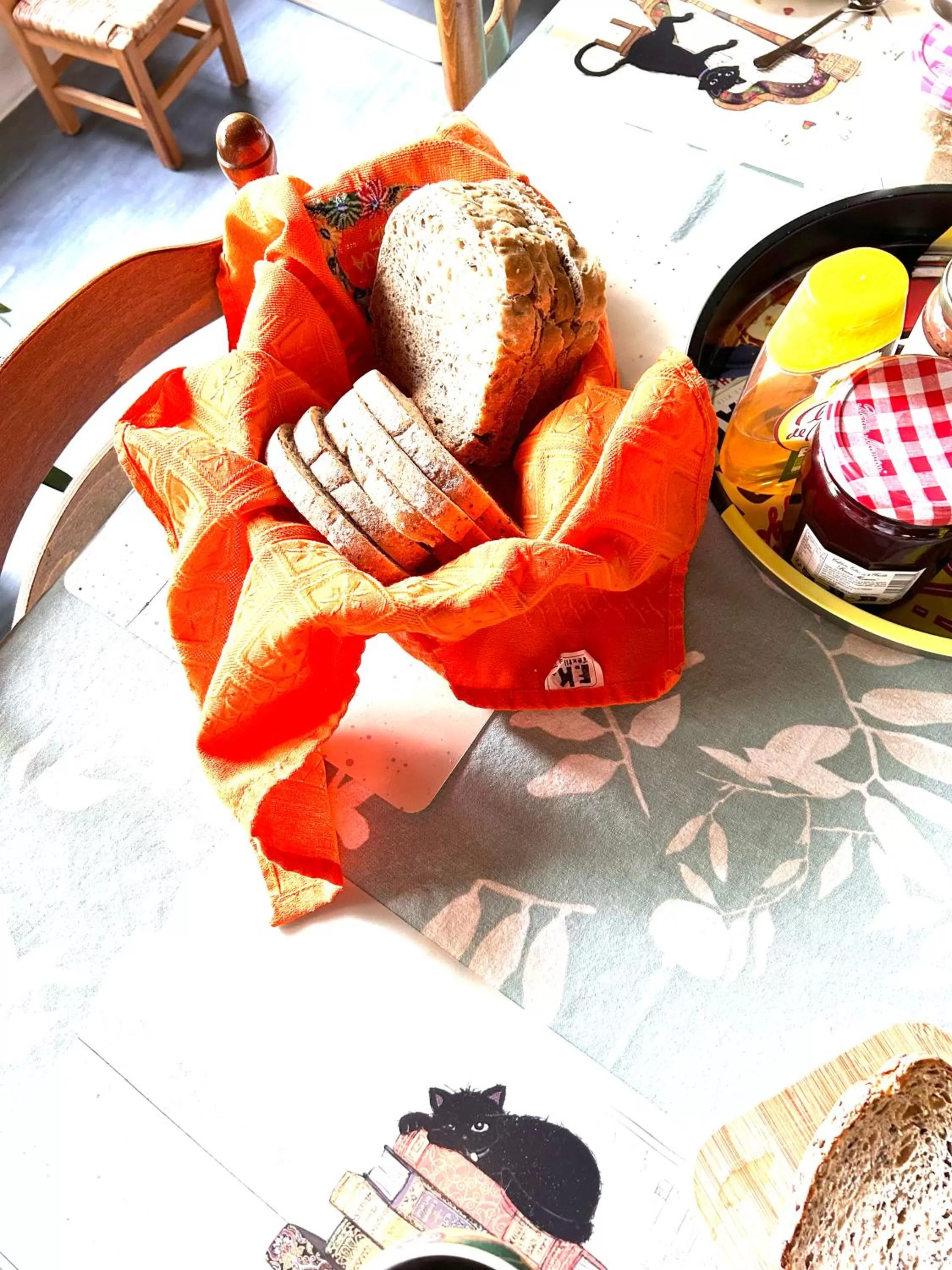 Food in 2 CHAMBRES B&B PRÈS DE L'AÉROPORT ET DU MEETT