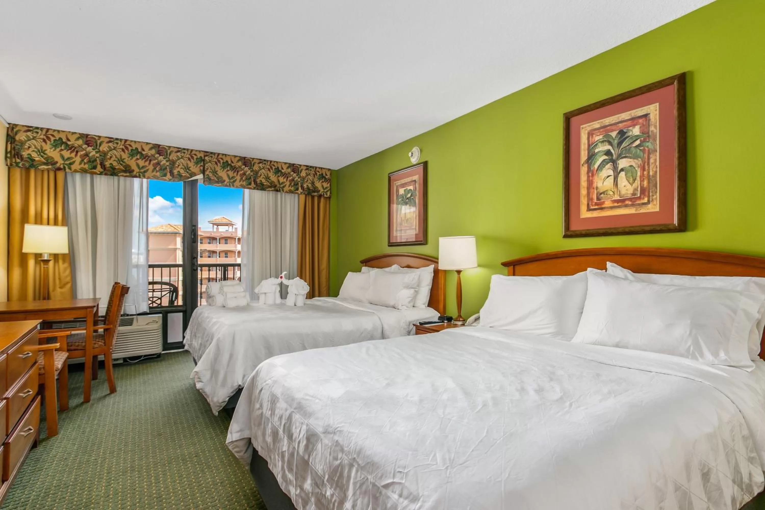 Bed in Holiday Inn & Suites Clearwater Beach by IHG