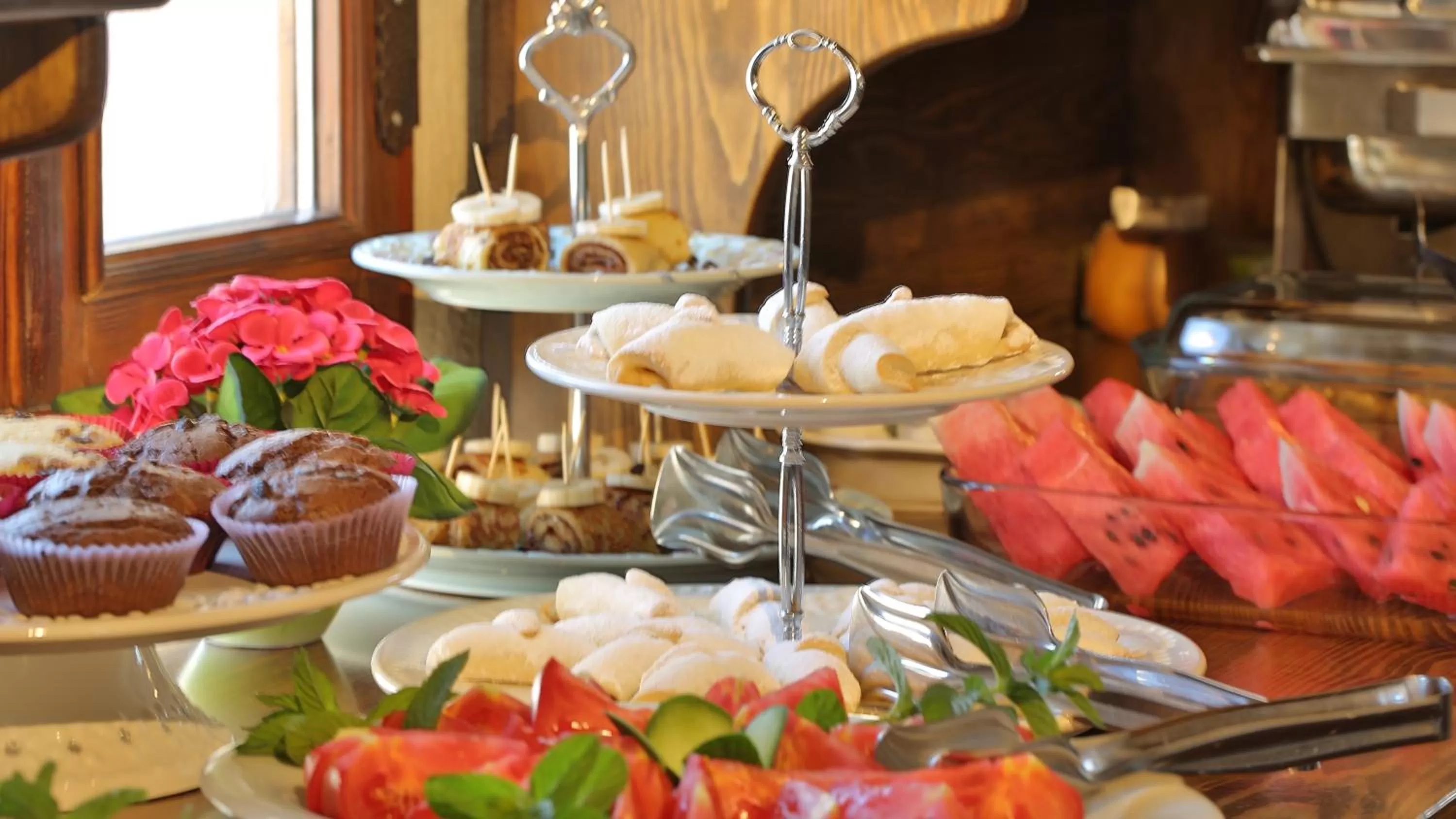 Restaurant/places to eat in Maccan Cave Hotel