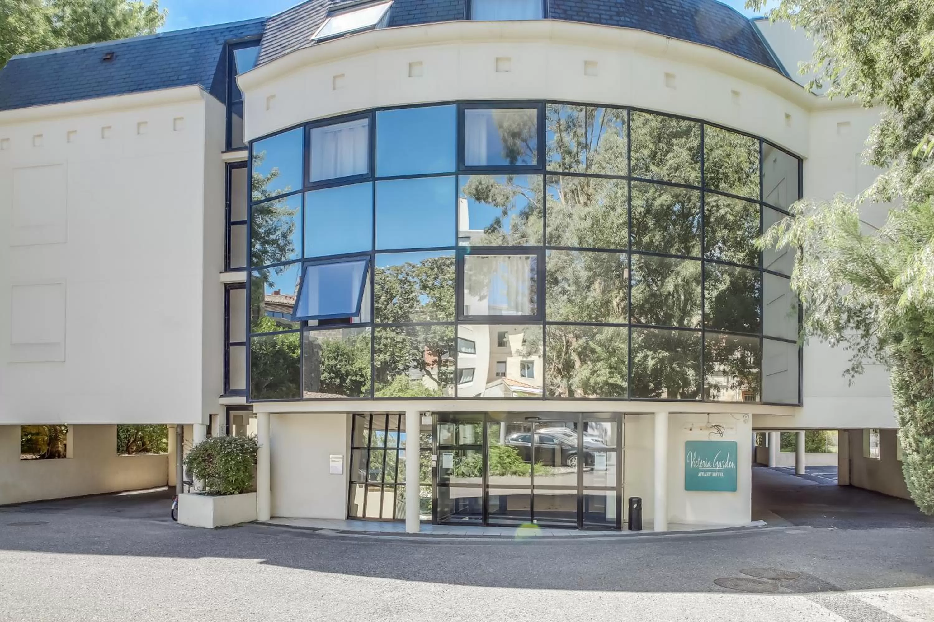 Property building in Victoria Garden Bordeaux Centre