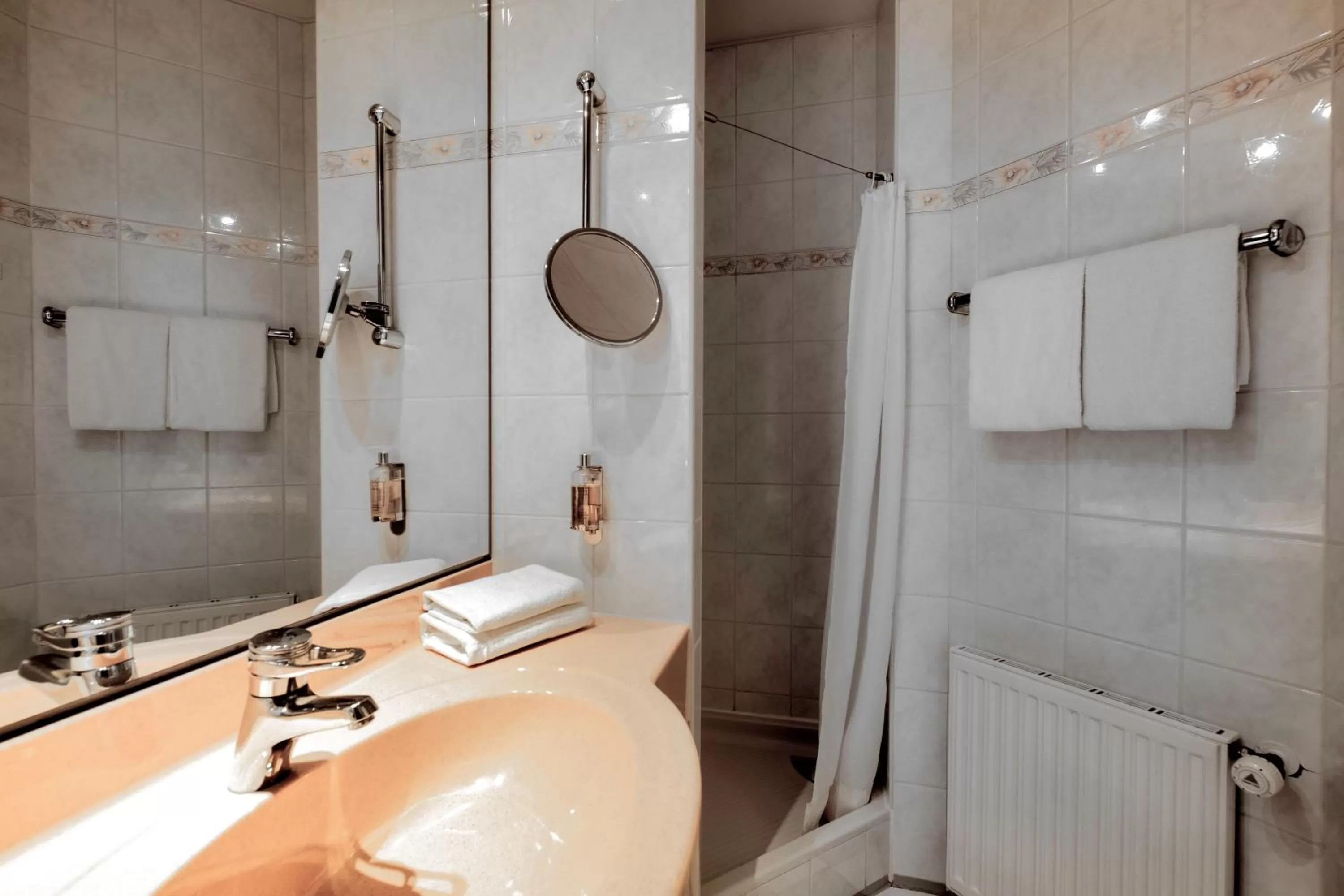 Shower in Hotel am Schloß Köpenick by Golden Tulip