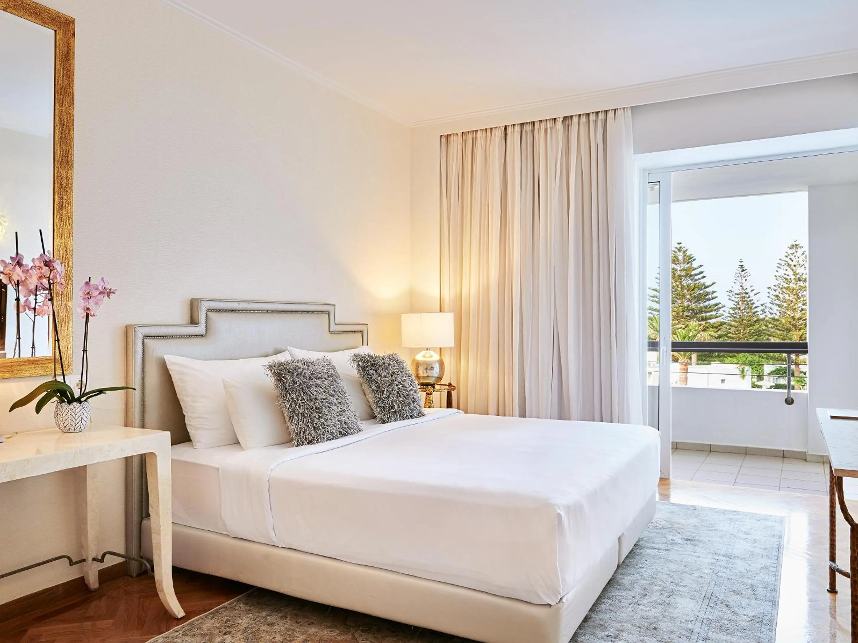 Photo of the whole room, Bed in Grecotel Creta Palace