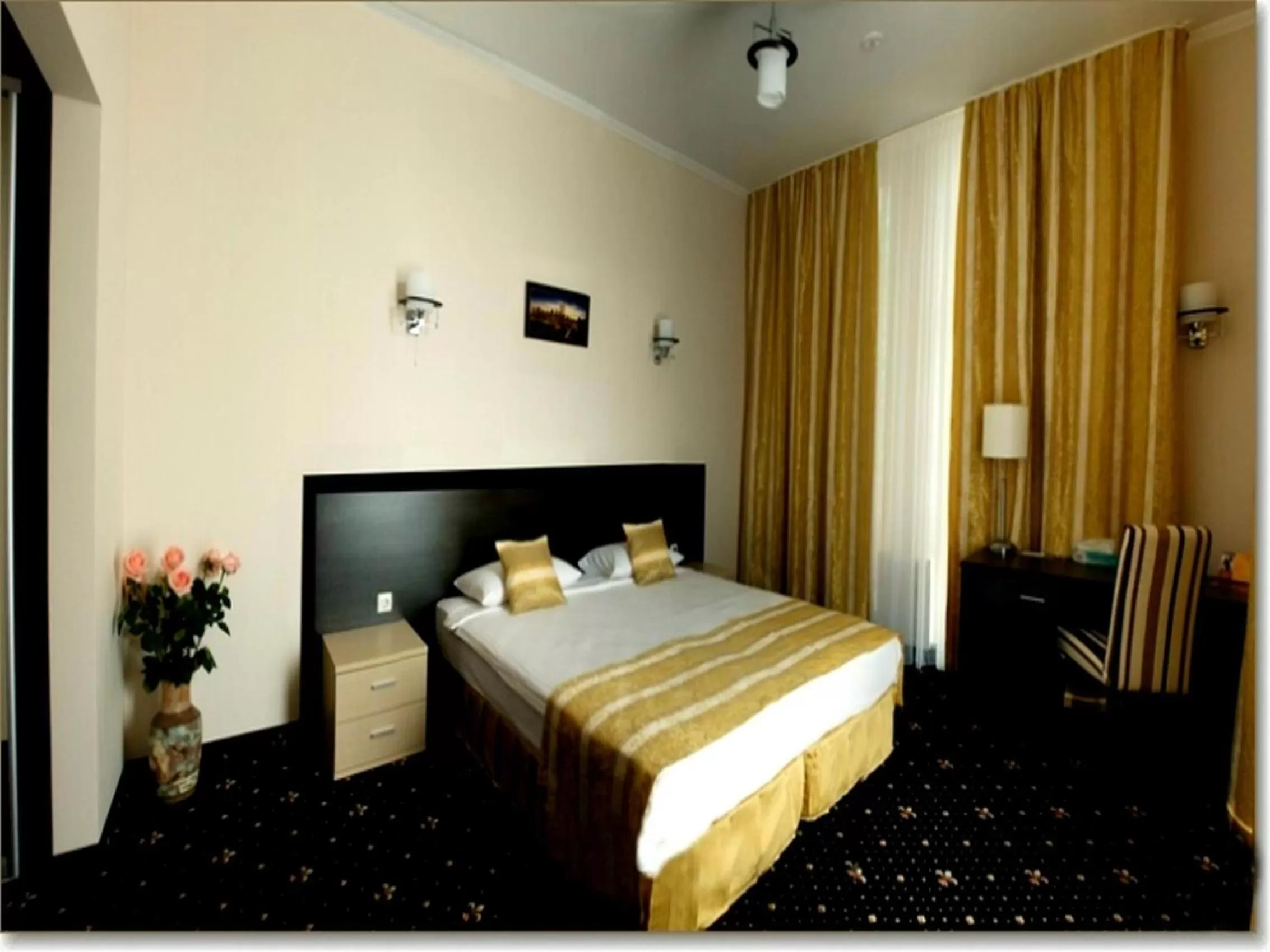 Bed in Manhattan Hotel & Restaurant