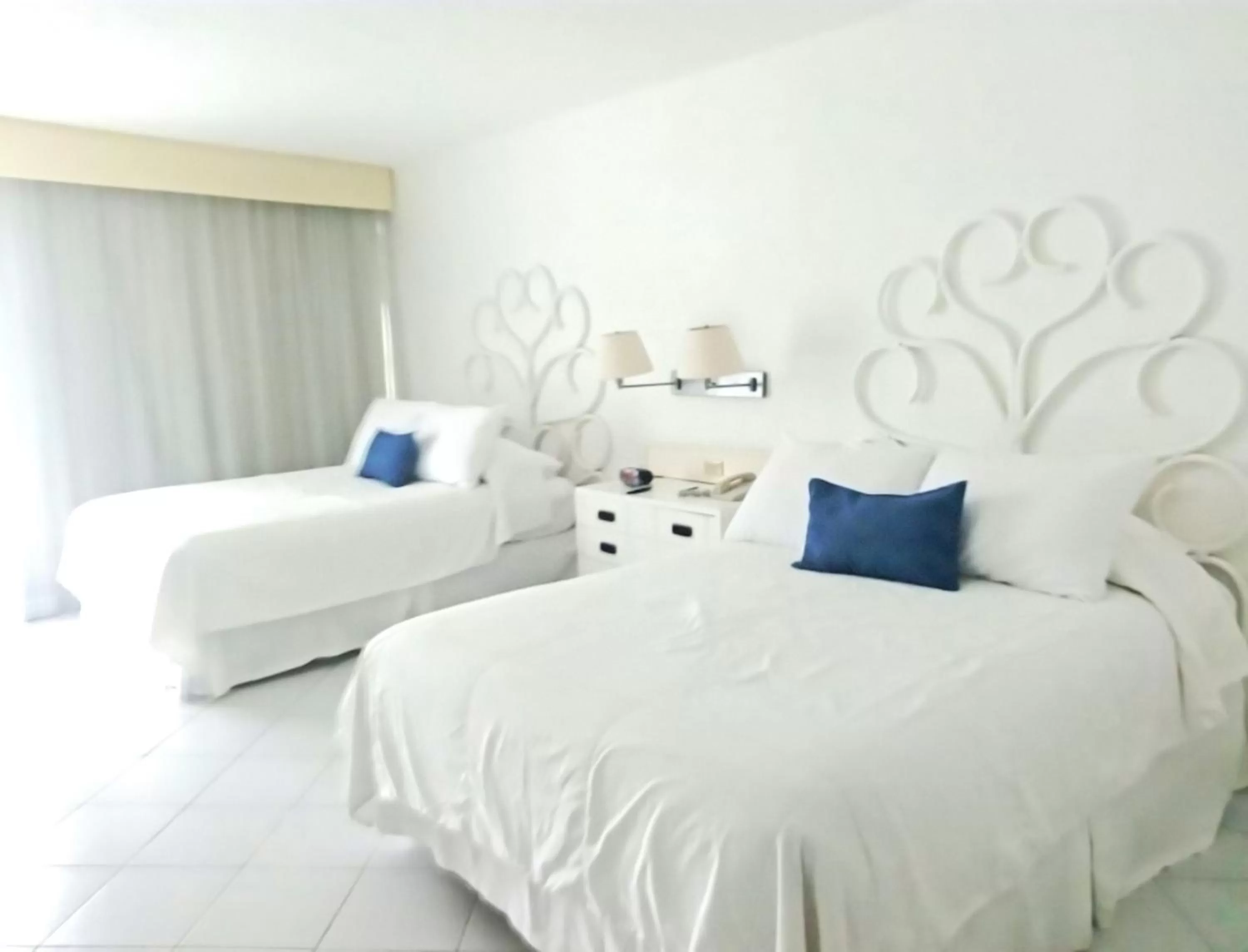 Photo of the whole room, Bed in Calinda Beach Acapulco