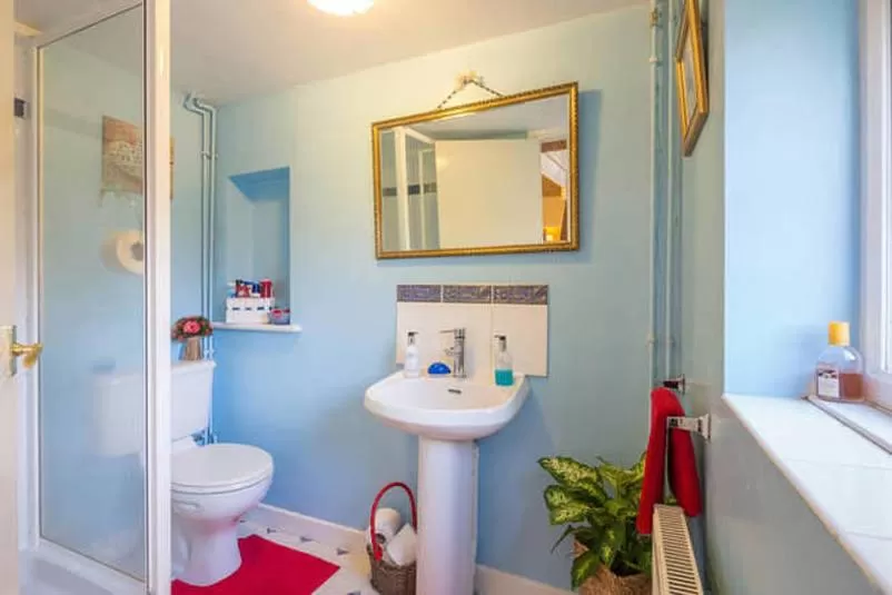 Bathroom in The Holly Tree