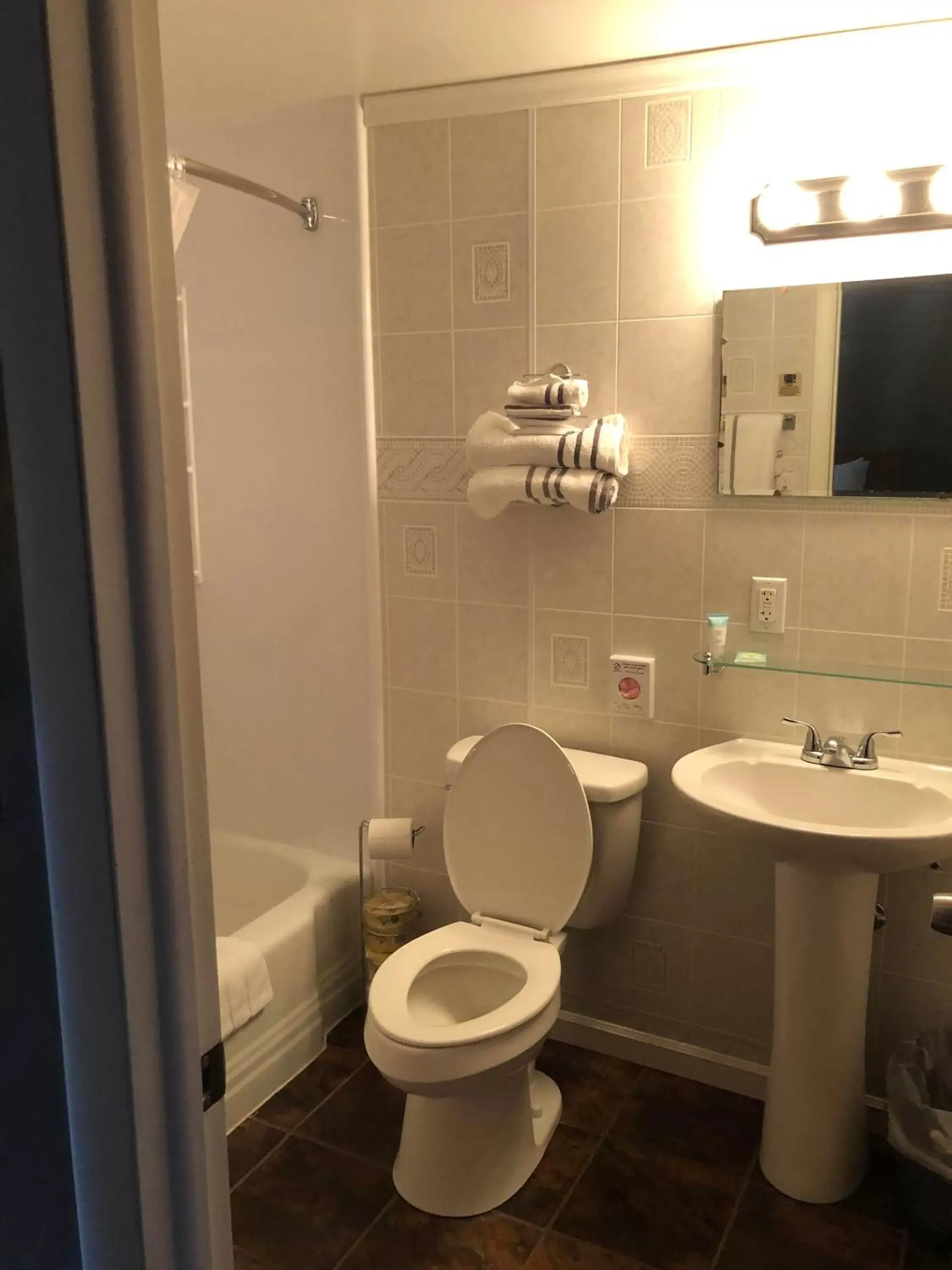 Queen Room in Oakes Oramel Inn Queen Room in Oakes Oramel Inn