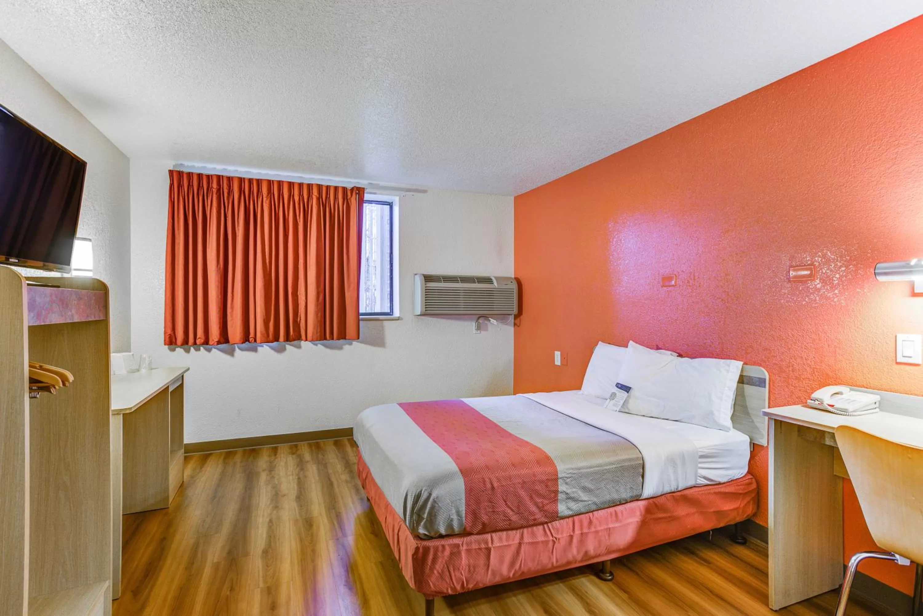 Bedroom, Bed in Motel 6-Portland, OR - Tigard West