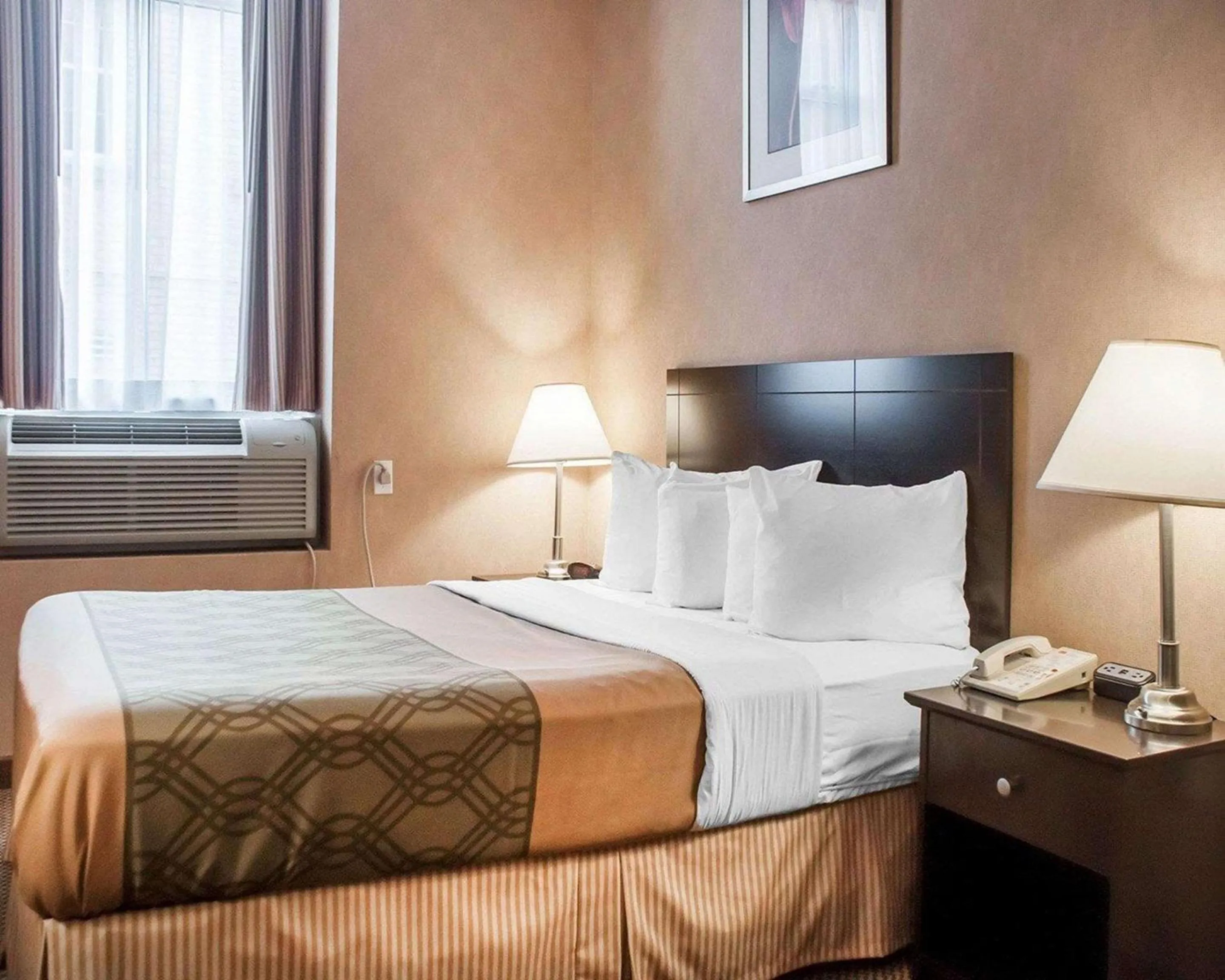 Bedroom, Bed in Econo Lodge Woodstock