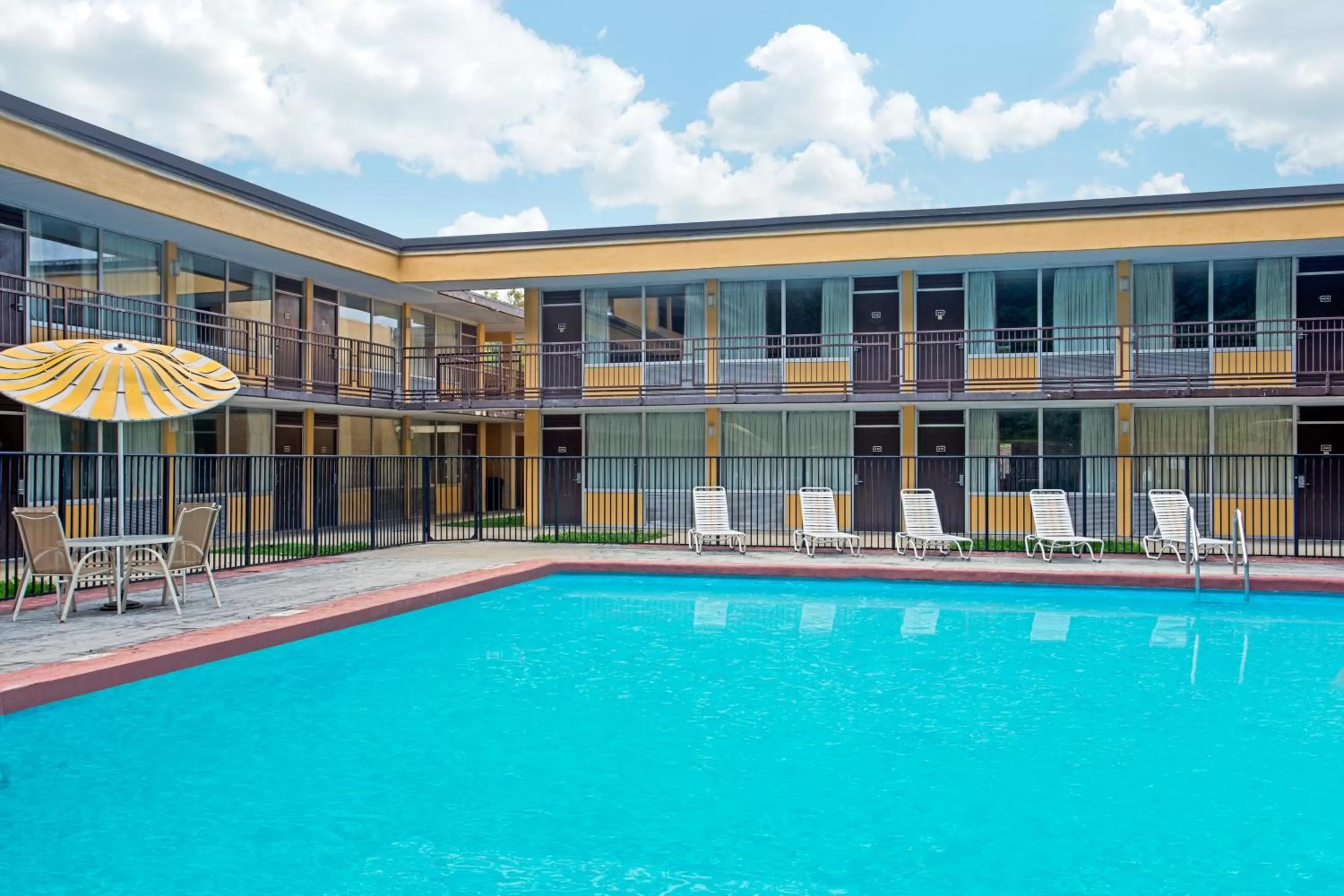 Swimming pool in Bristol Parkway inn