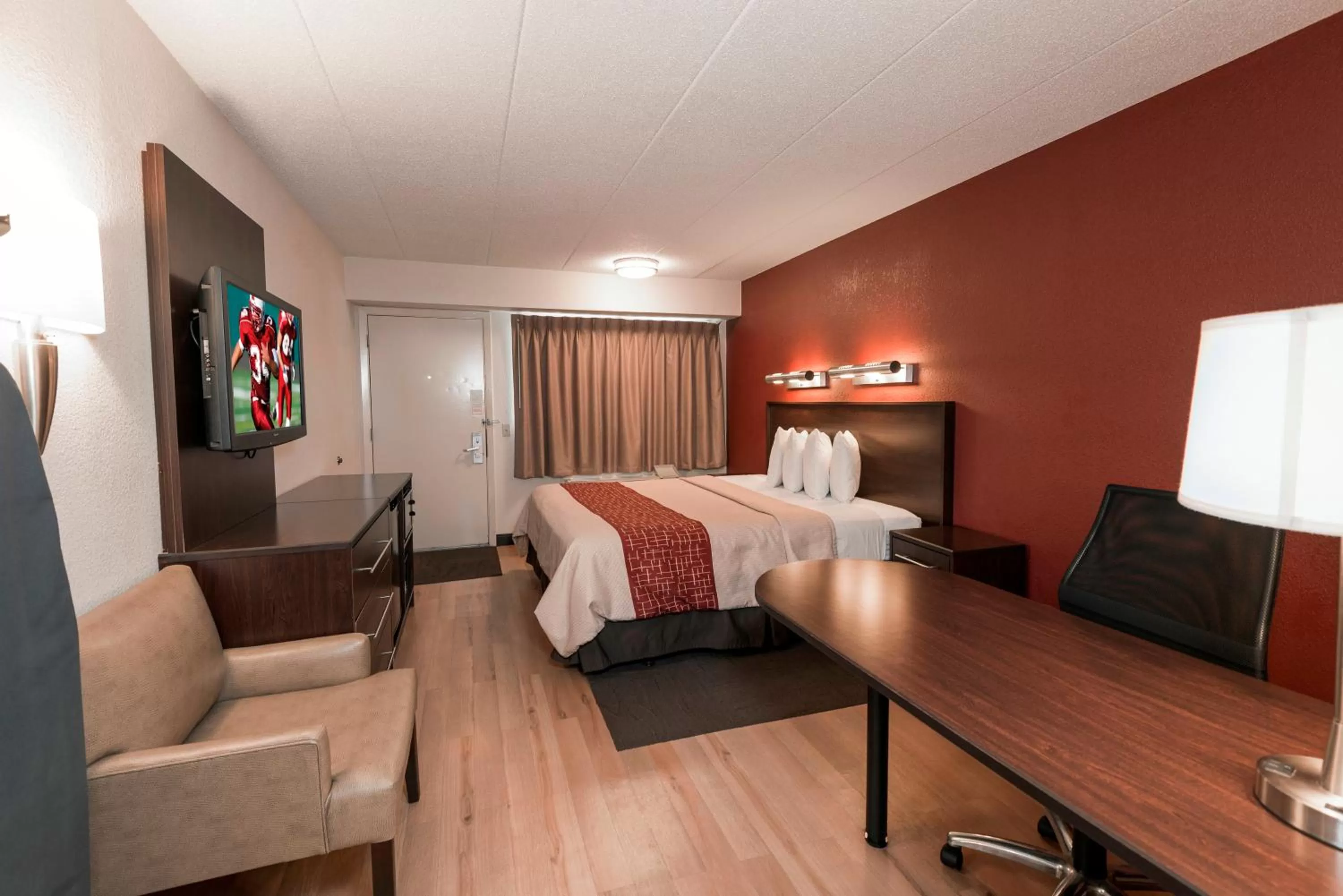 Photo of the whole room, Bed in Red Roof Inn Benton Harbor - St. Joseph