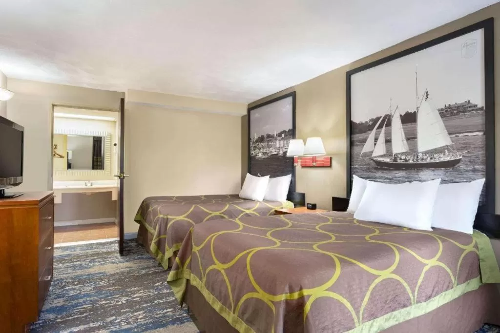 Photo of the whole room, Bed in Super 8 by Wyndham West Greenwich/Providence