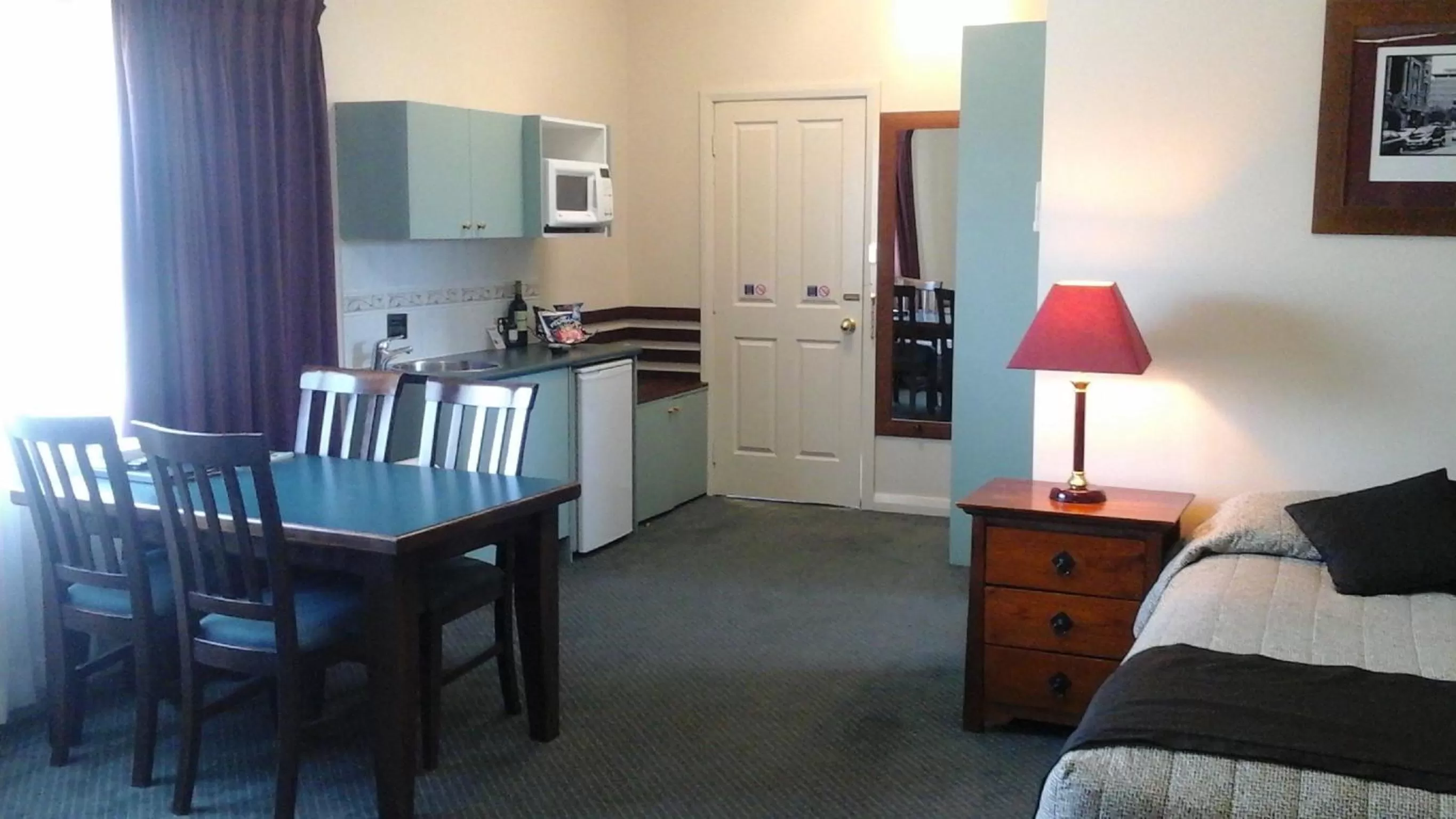 Shower, Bed in Willows Motel