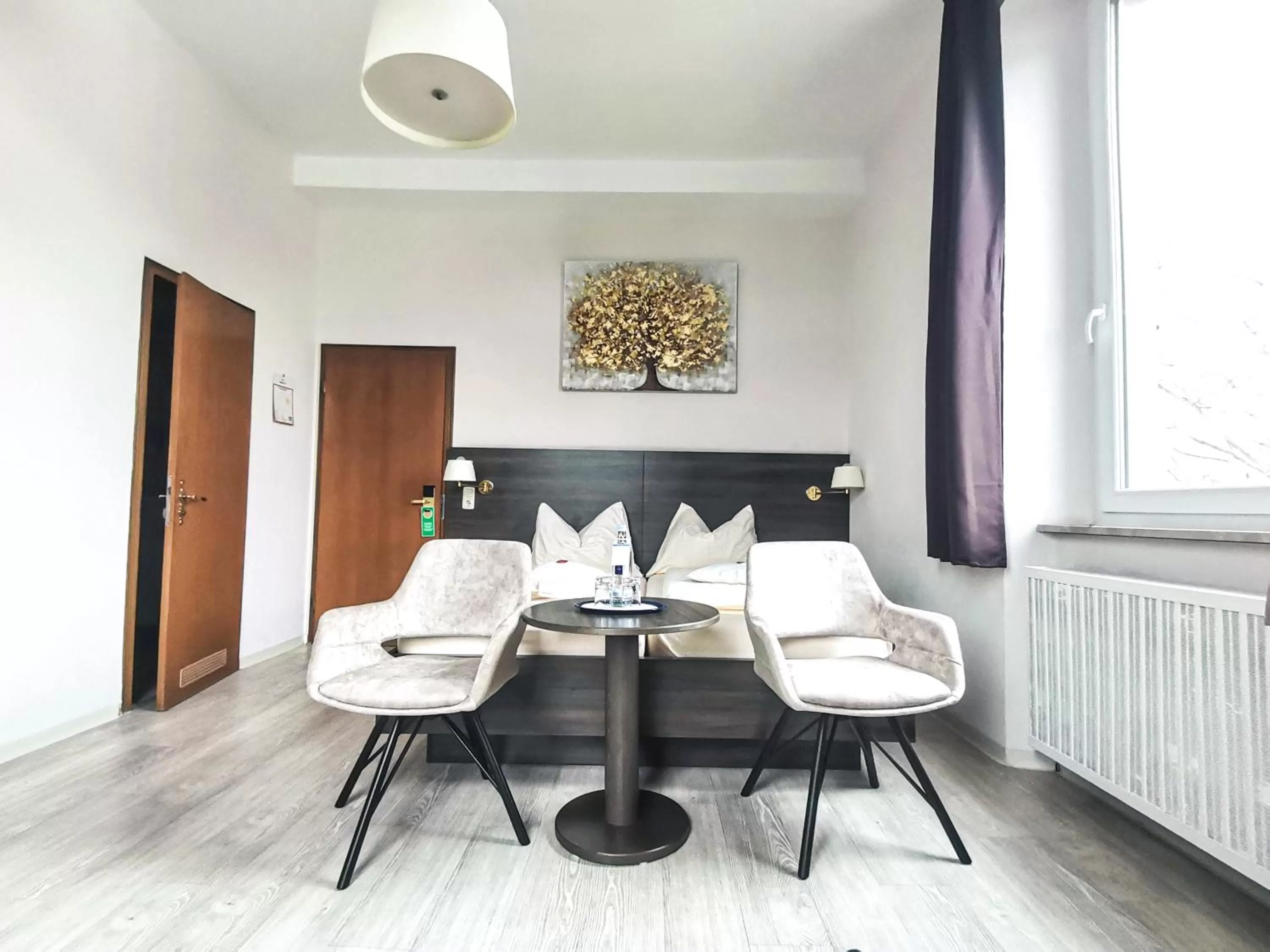 Bed, Dining Area in Hotel Kitzinger Hof an der B8