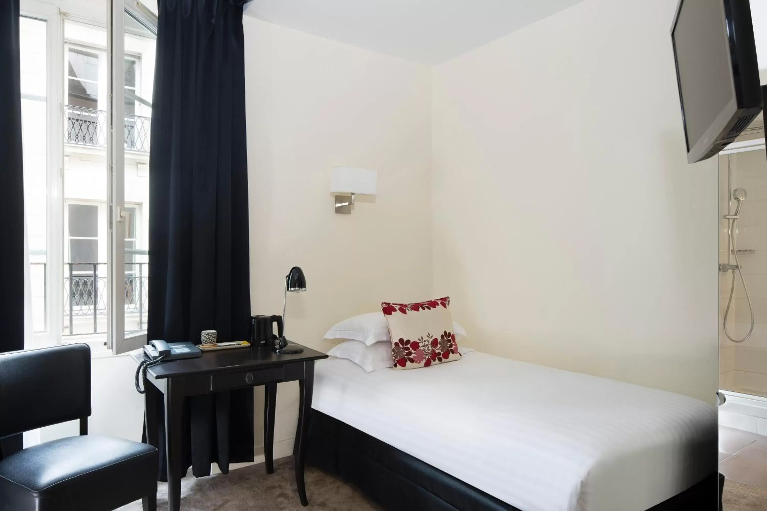 Single Room in Hôtel du Lion d'Or Louvre Single Room in Hôtel du Lion d'Or Louvre