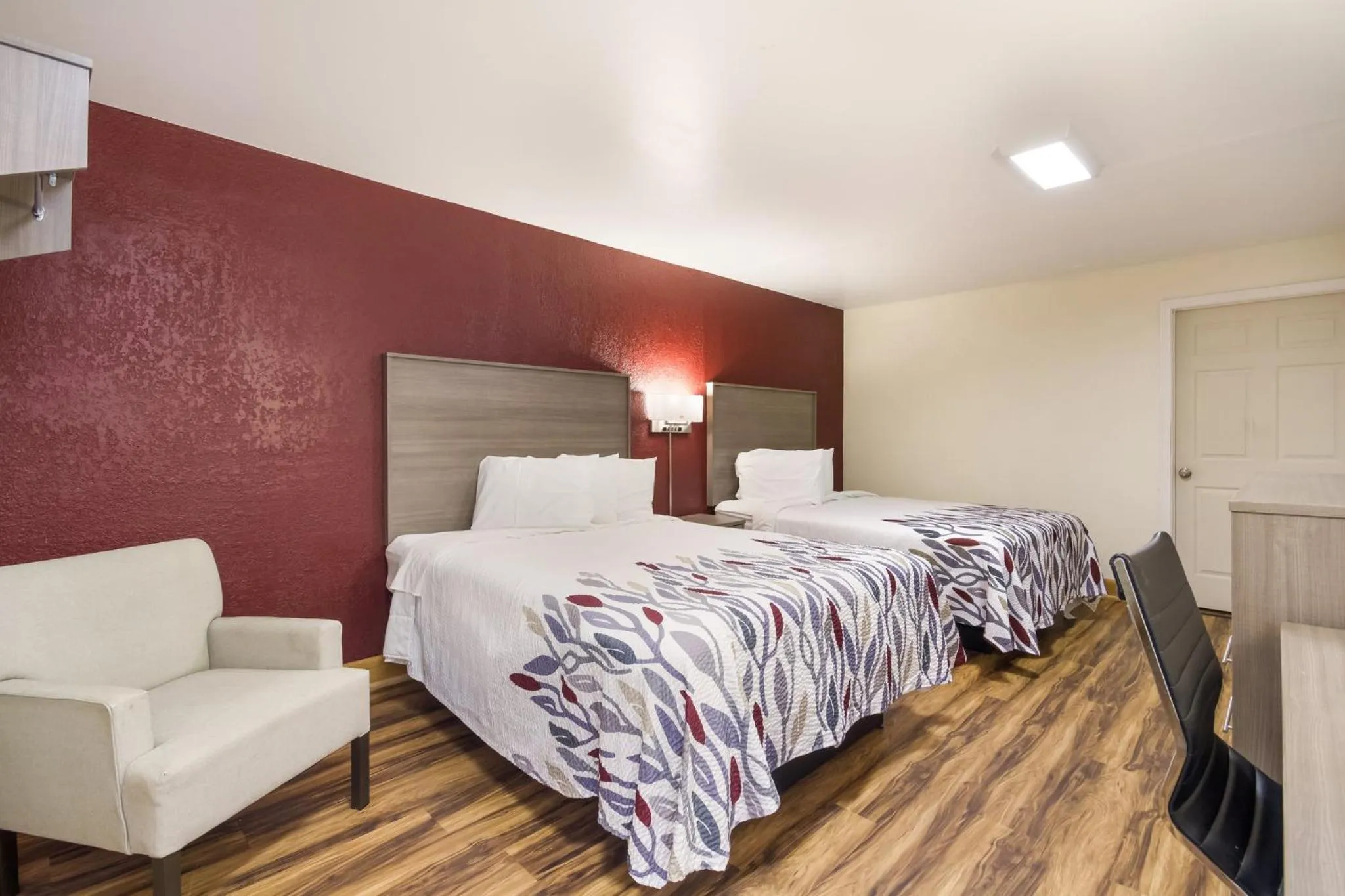 Photo of the whole room, Bed in Red Roof Inn Crestview