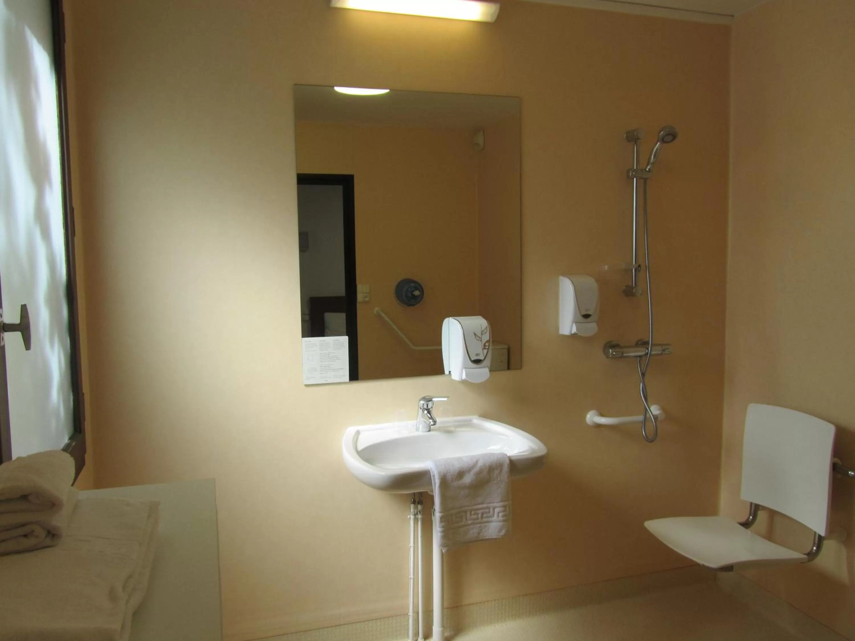 Shower in Hôtel Le Saint Joseph