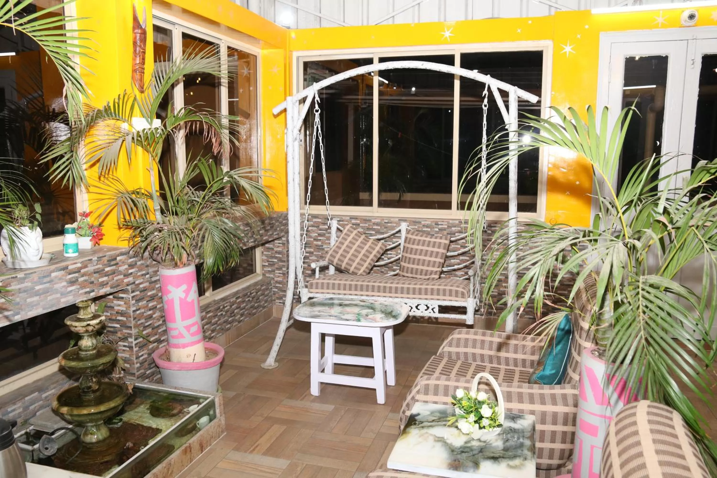 Restaurant/places to eat in The Elite Apartment Hotel