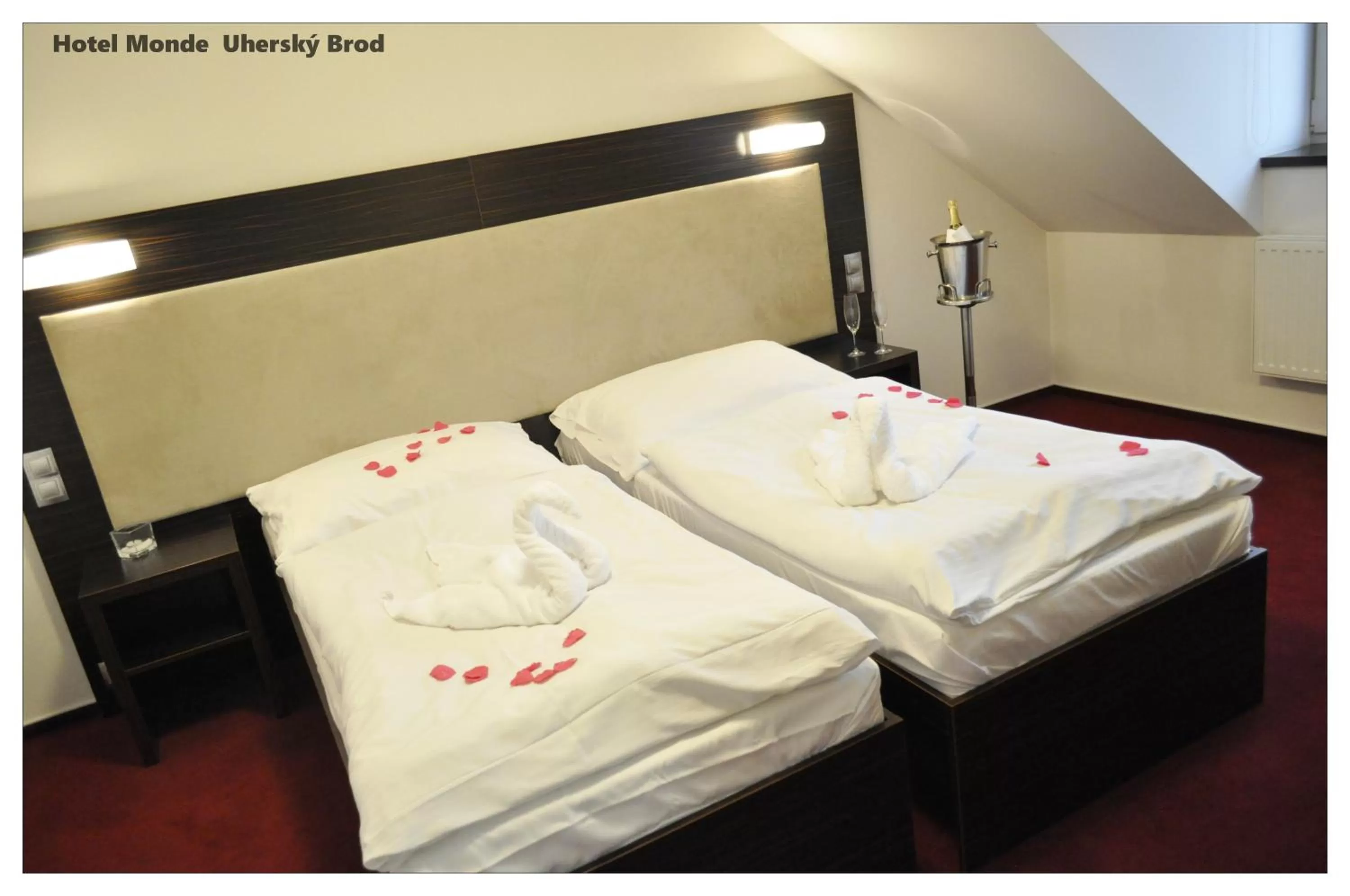 Bedroom, Bed in Hotel Monde