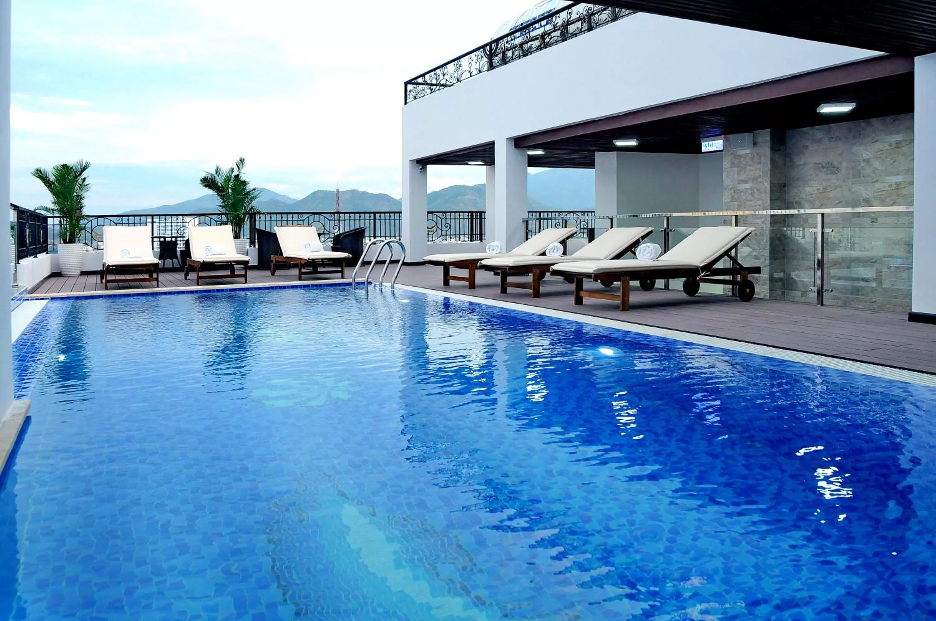 Swimming pool in Apus Hotel