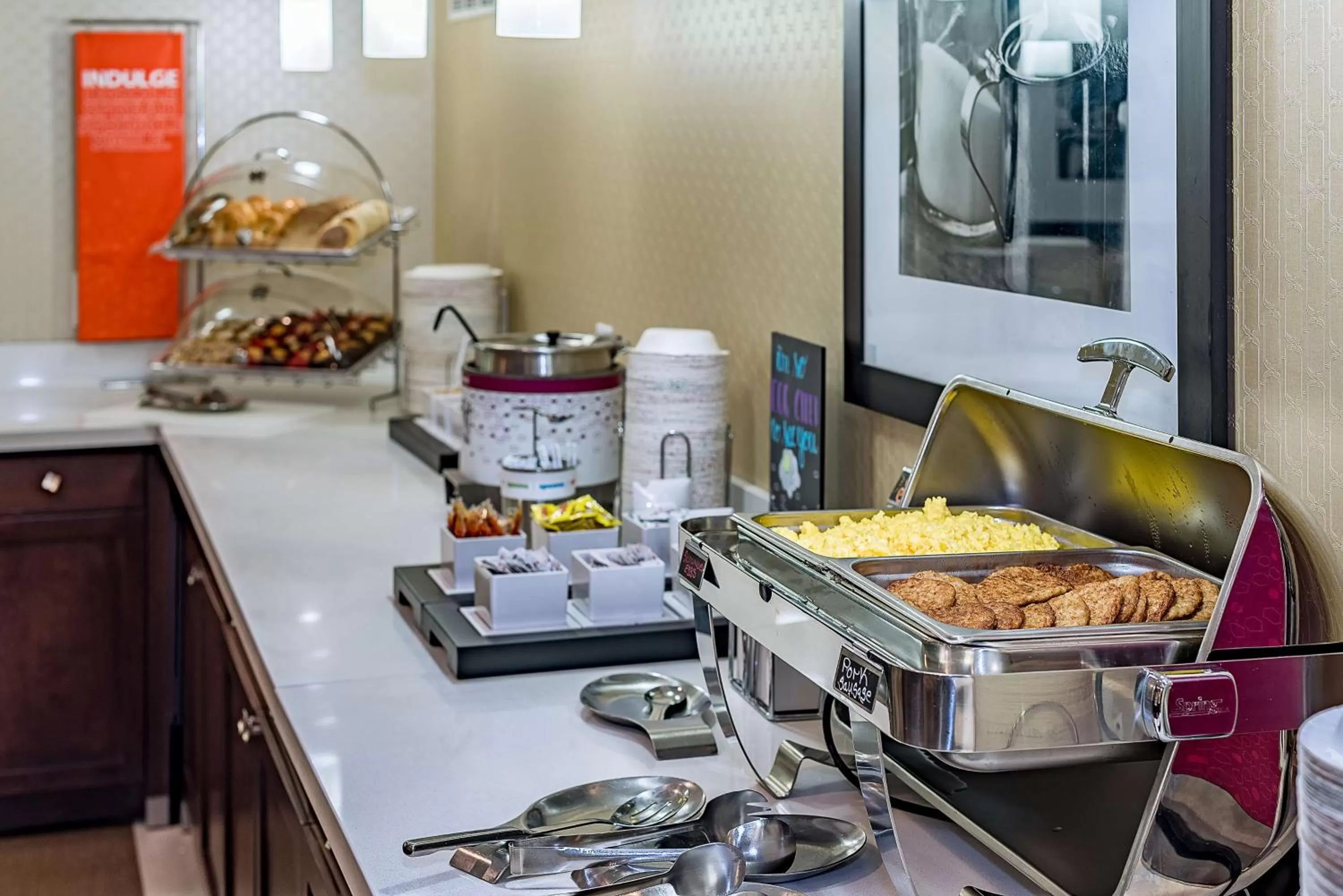 Dining area in Hampton Inn Niagara Falls/ Blvd