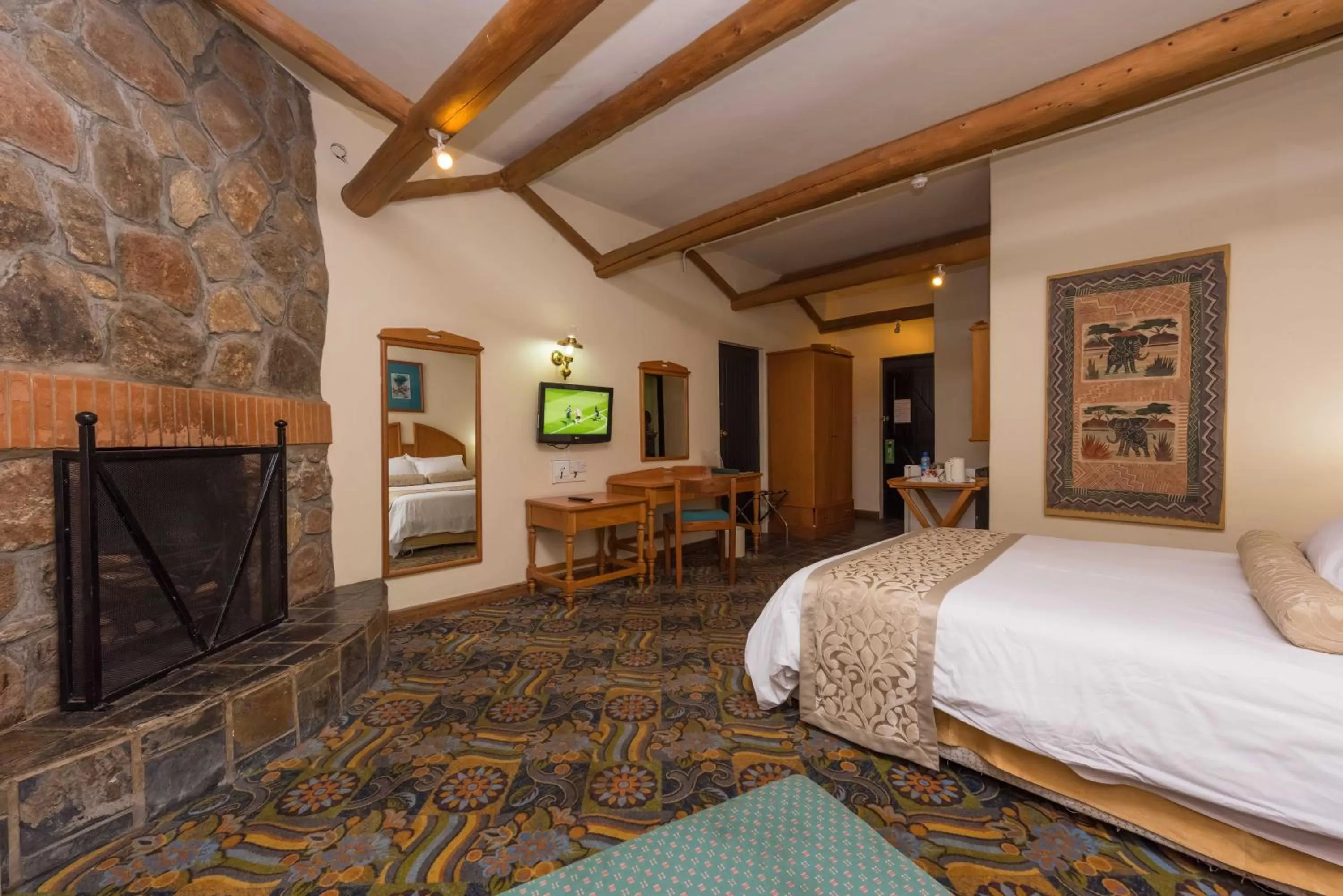 Photo of the whole room, Bed in Sunbird Ku Chawe