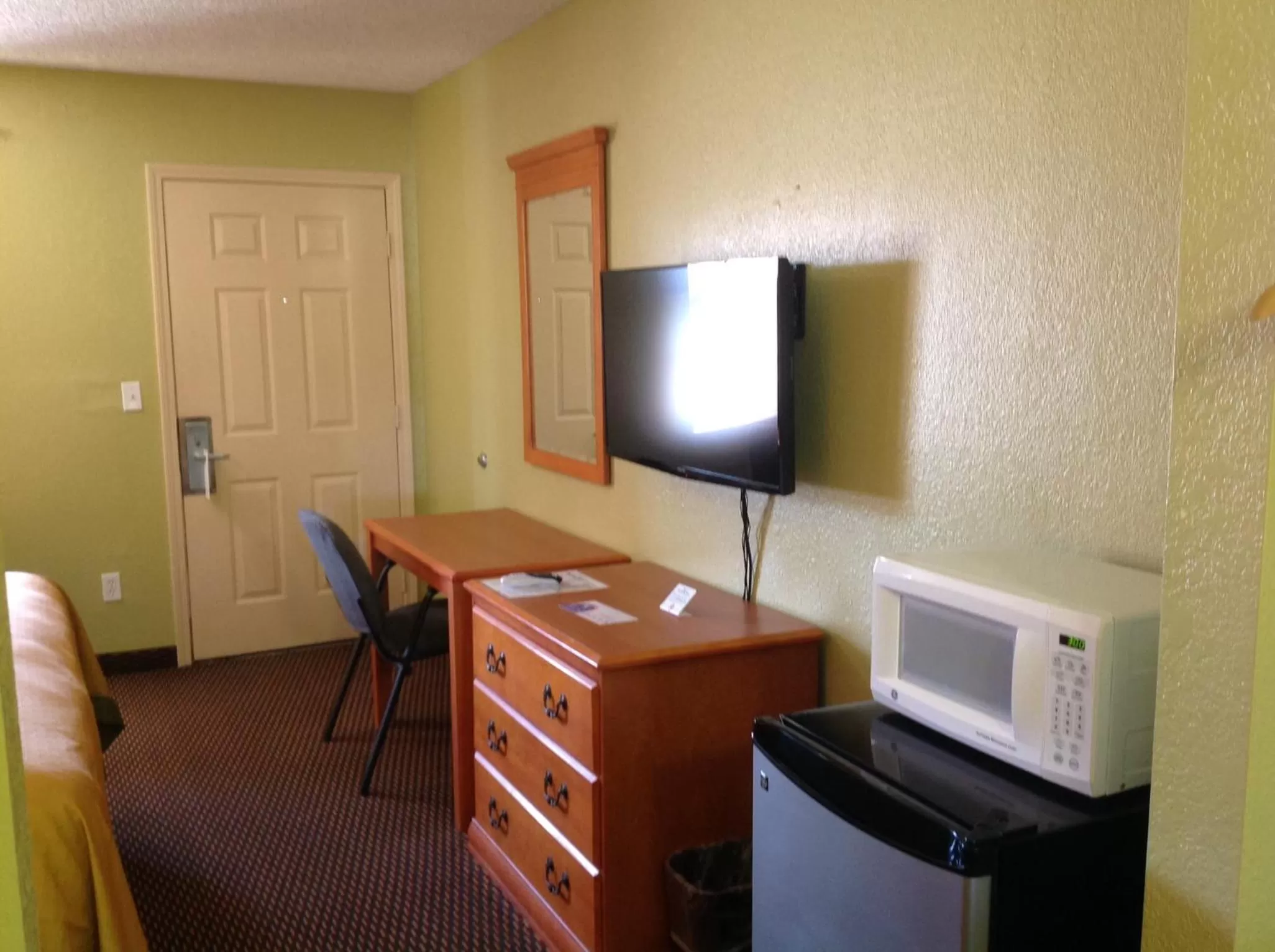 TV/Entertainment Center in Americas Best Value Inn Pryor