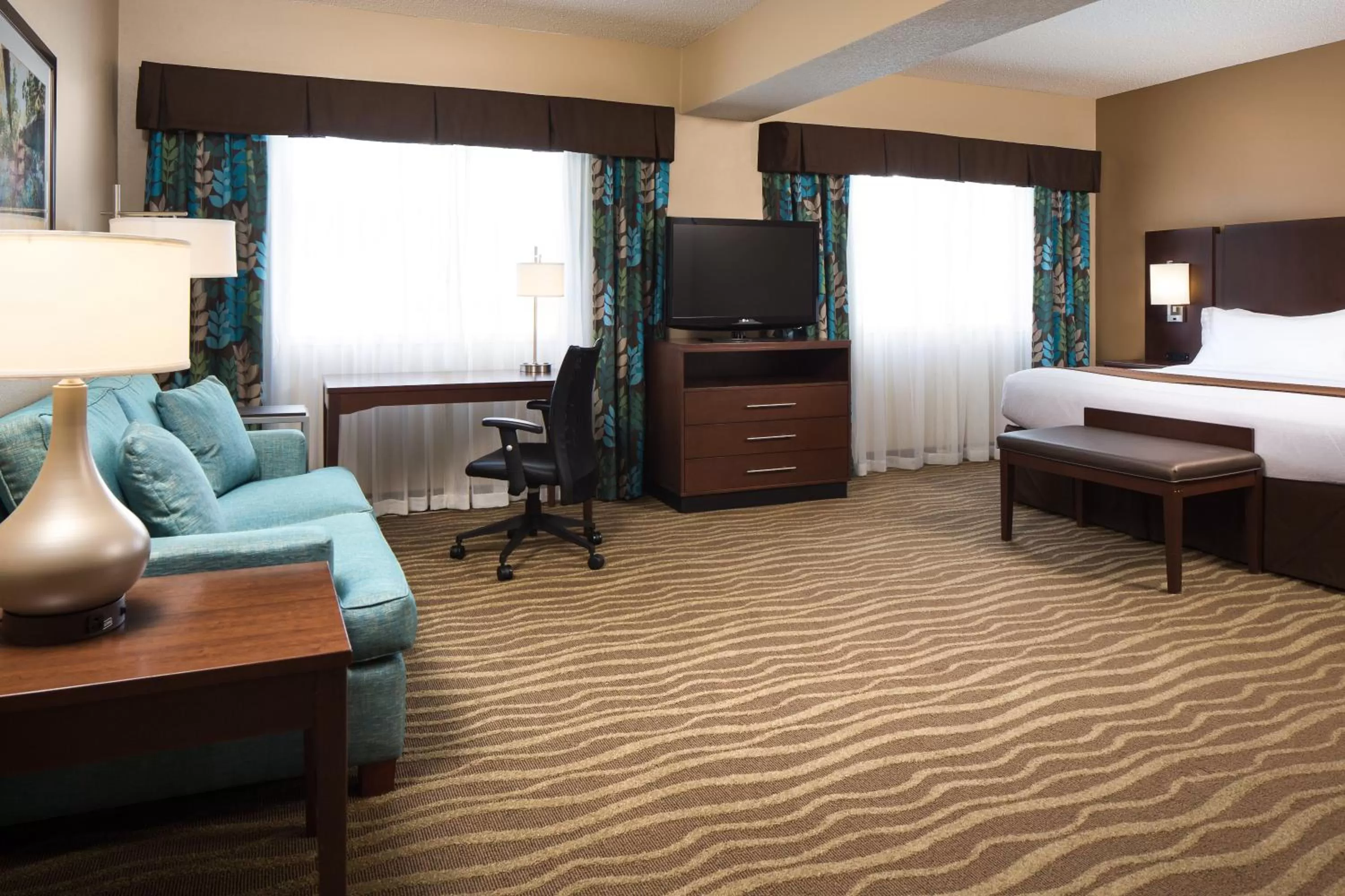 Photo of the whole room, Bed in Holiday Inn Hotel & Suites Overland Park-West by IHG