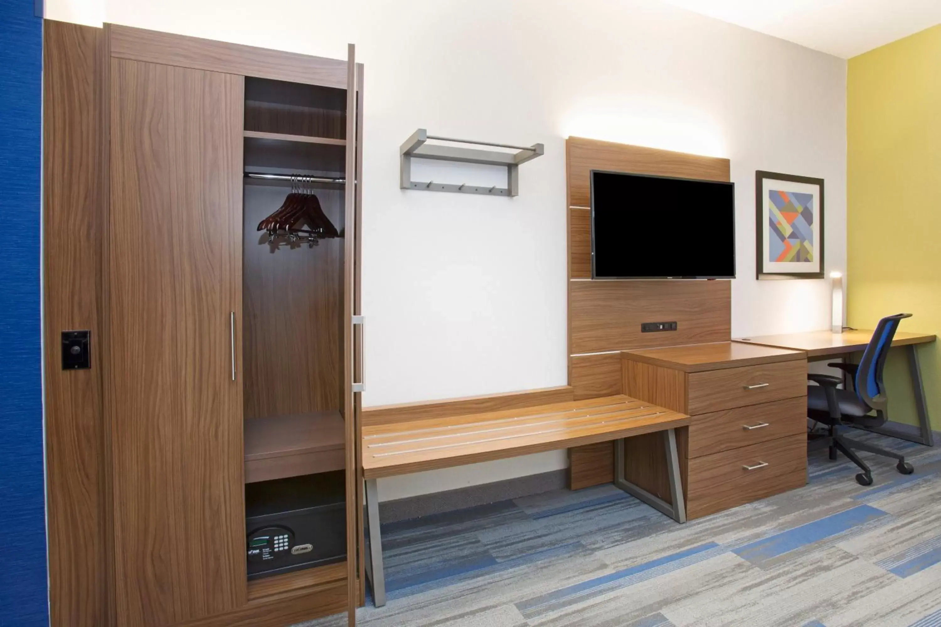 Standard Queen Room with Two Queen Beds in Holiday Inn Express Kansas City - at the Legends! by IHG Standard Queen Room with Two Queen Beds in Holiday Inn Express Kansas City - at the Legends! by IHG