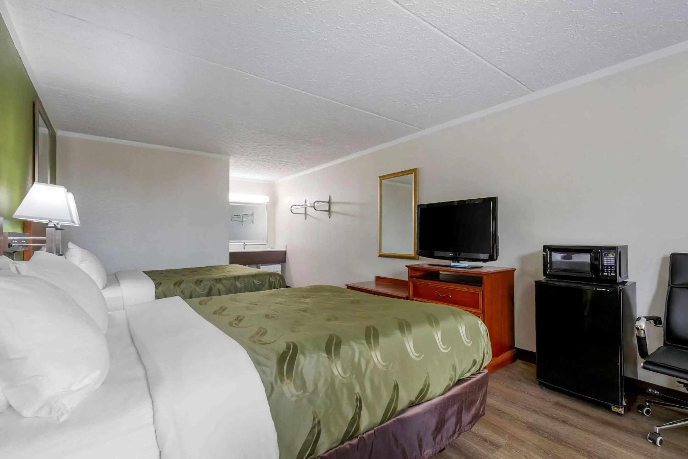 Bedroom, Bed in Quality Inn - Roxboro South