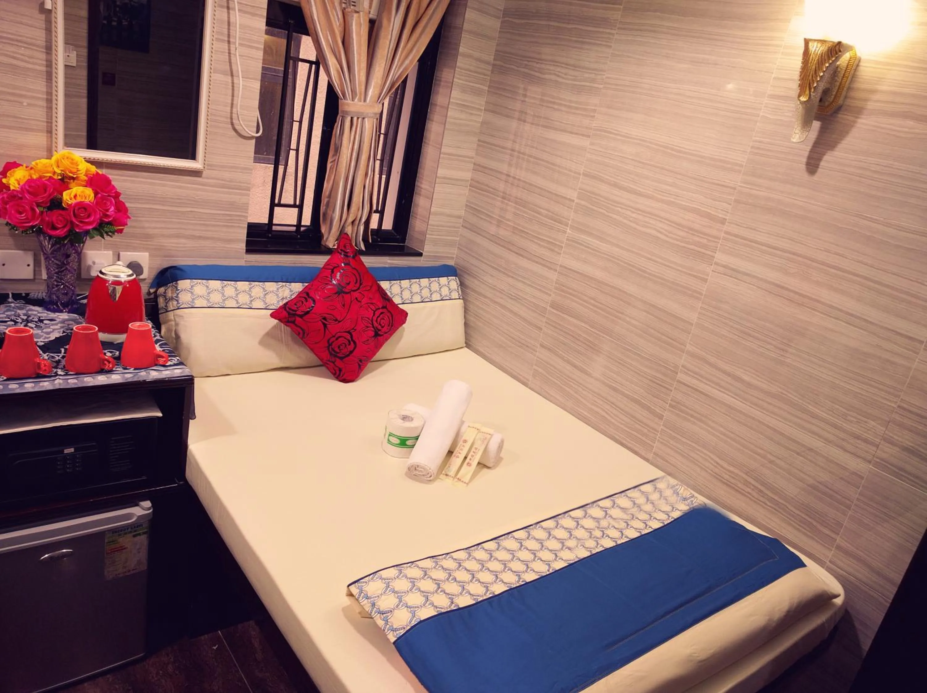 Bed in Paris Guest House DHILLON HOTEL HK LTD 24 HOUR RECEPTION BLOCK D E 10F