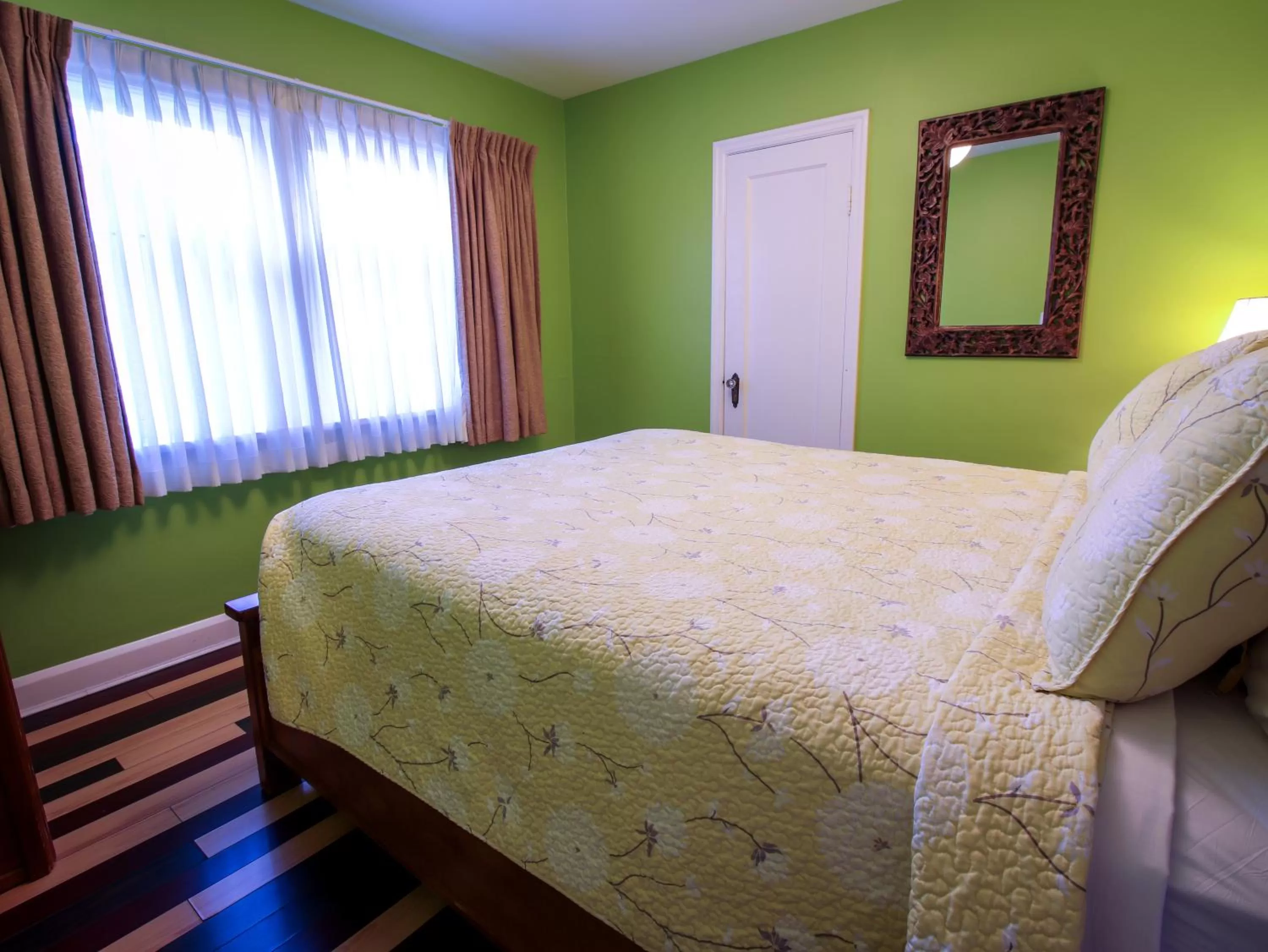 Bed in James Bay Inn Hotel, Suites & Cottage