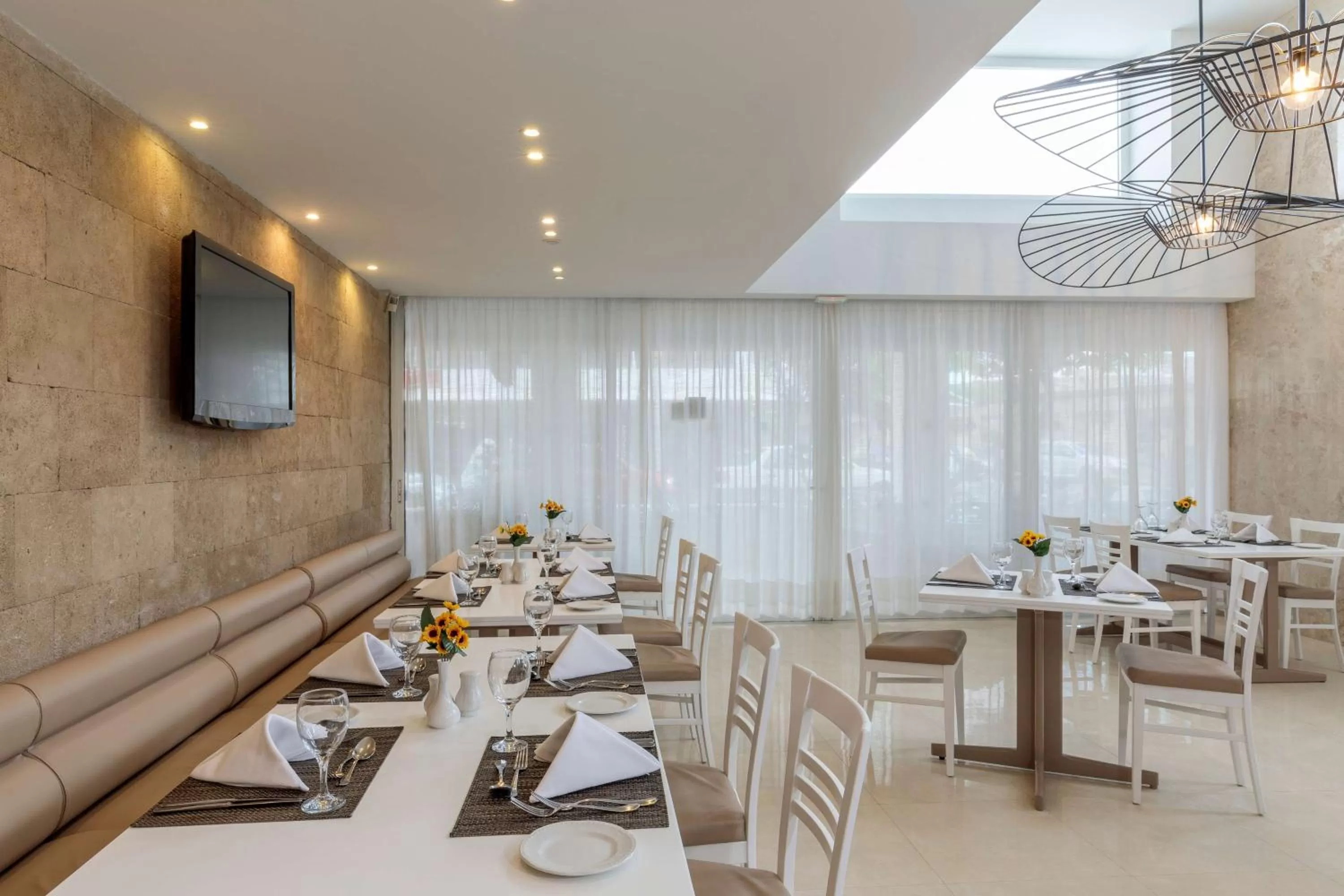 Restaurant/places to eat in Best Western Plus Hotel Plaza