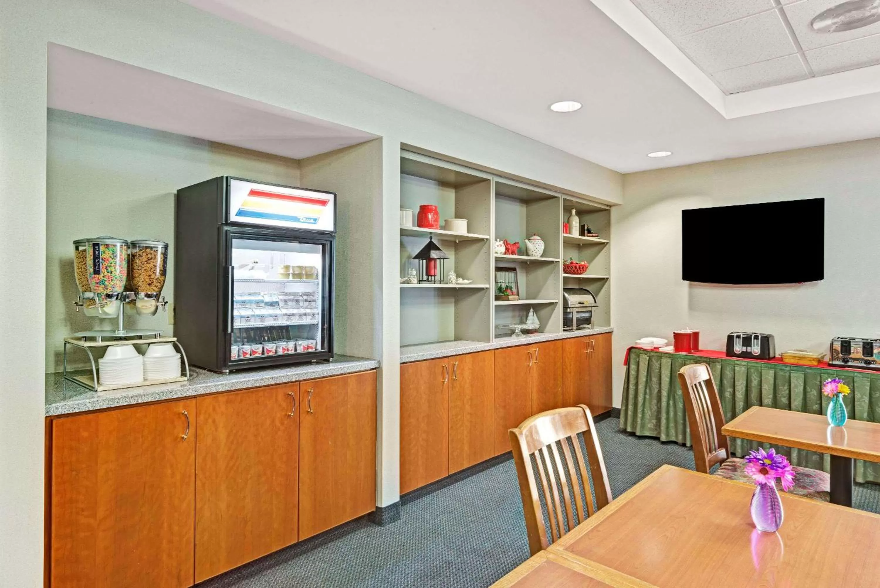 Restaurant/places to eat in Ramada by Wyndham Saco/Old Orchard Beach Area