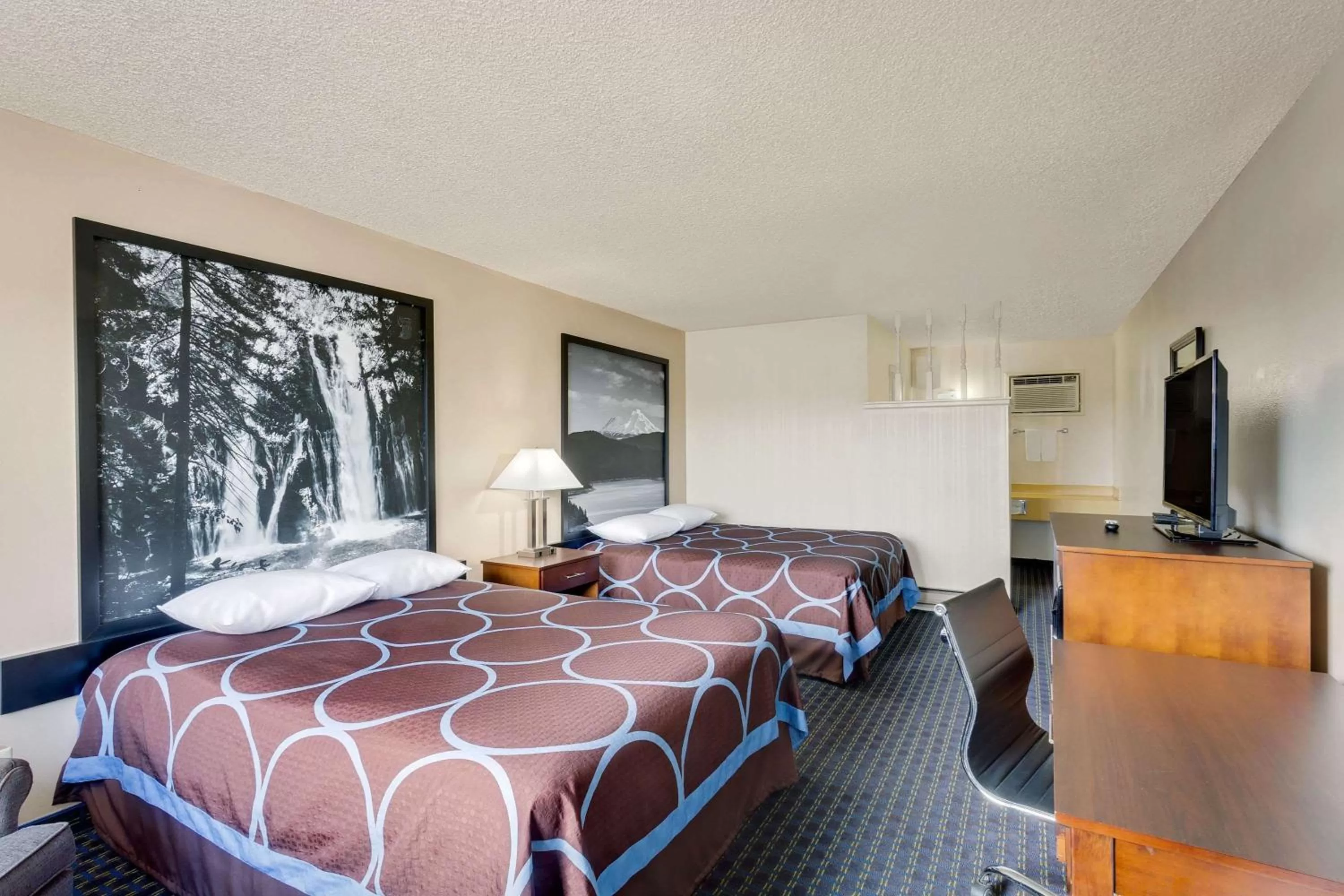 Photo of the whole room, Bed in Super 8 by Wyndham Alturas