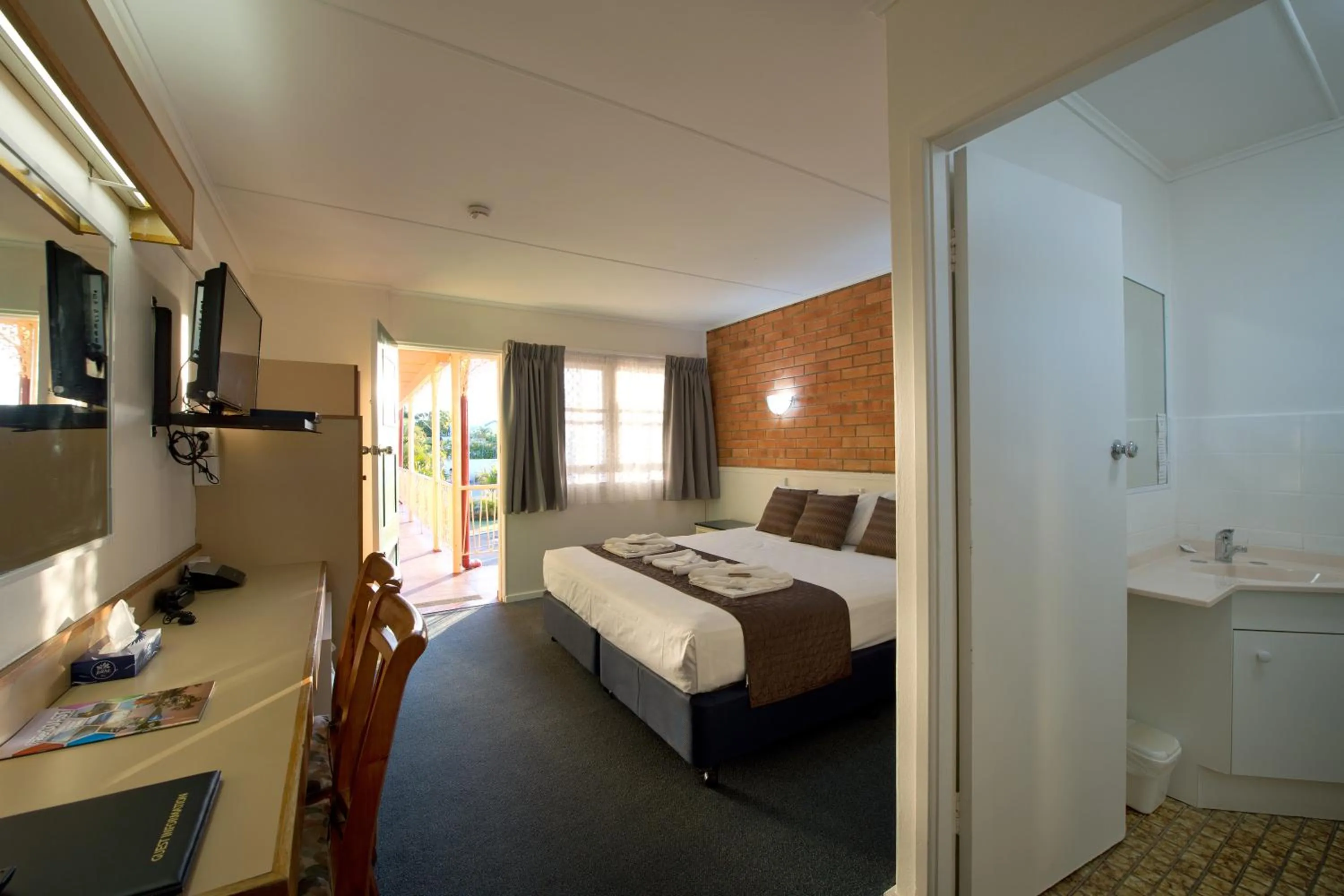 Photo of the whole room, Bed in Mineral Sands Motel