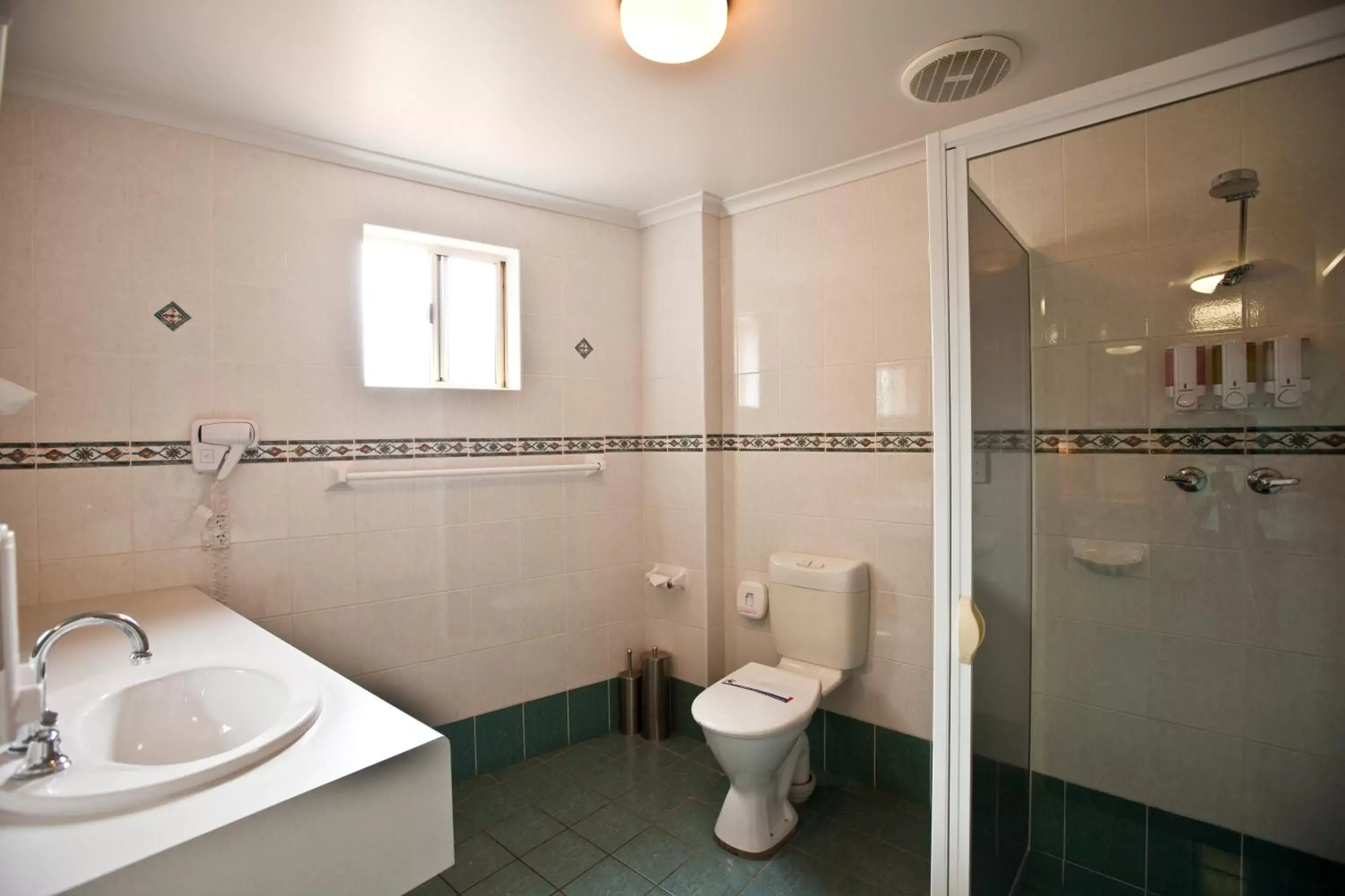 Two-Room Suite - 5 in Abel Tasman Motor Inn Two-Room Suite - 5 in Abel Tasman Motor Inn